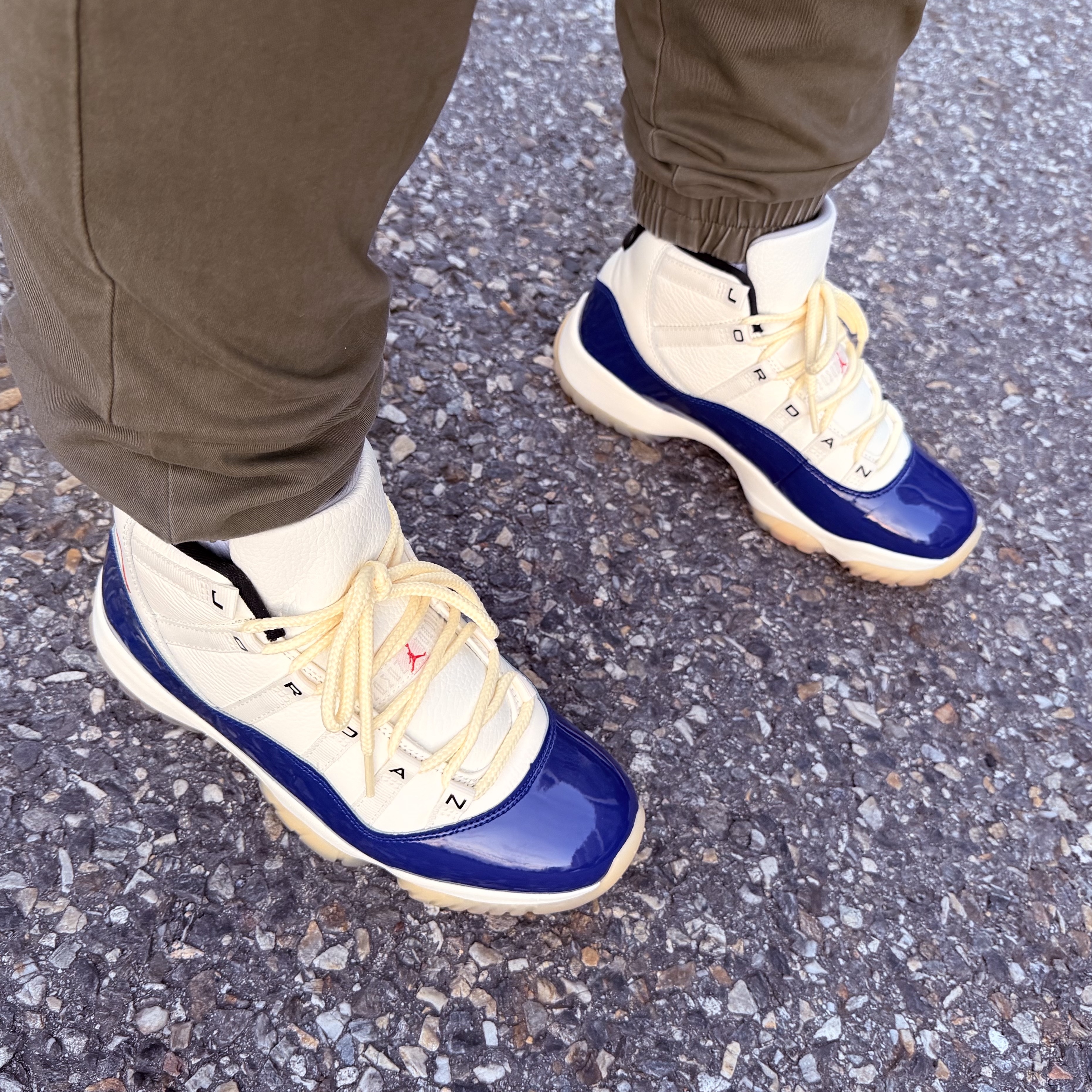 Jordan 11 Retro Rare Air Deep Royal Blue Fire Red 착용 스타일 - 2