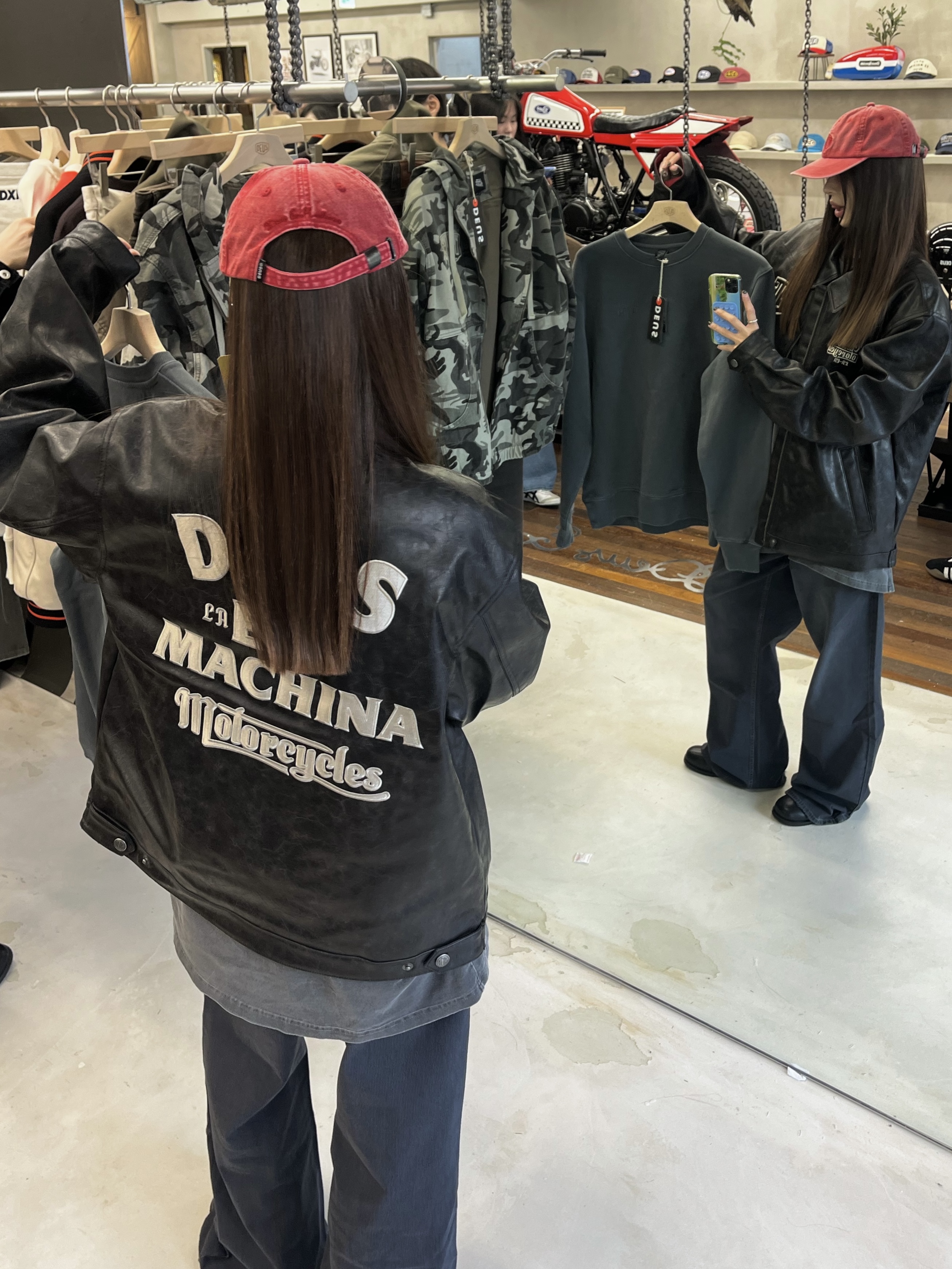 Deus Ex Machina Rider’s Friend Jacket Black, Deus Ex Machina Shield Garment Dyed Dad Cap Burgundy 착용 스타일 - 3