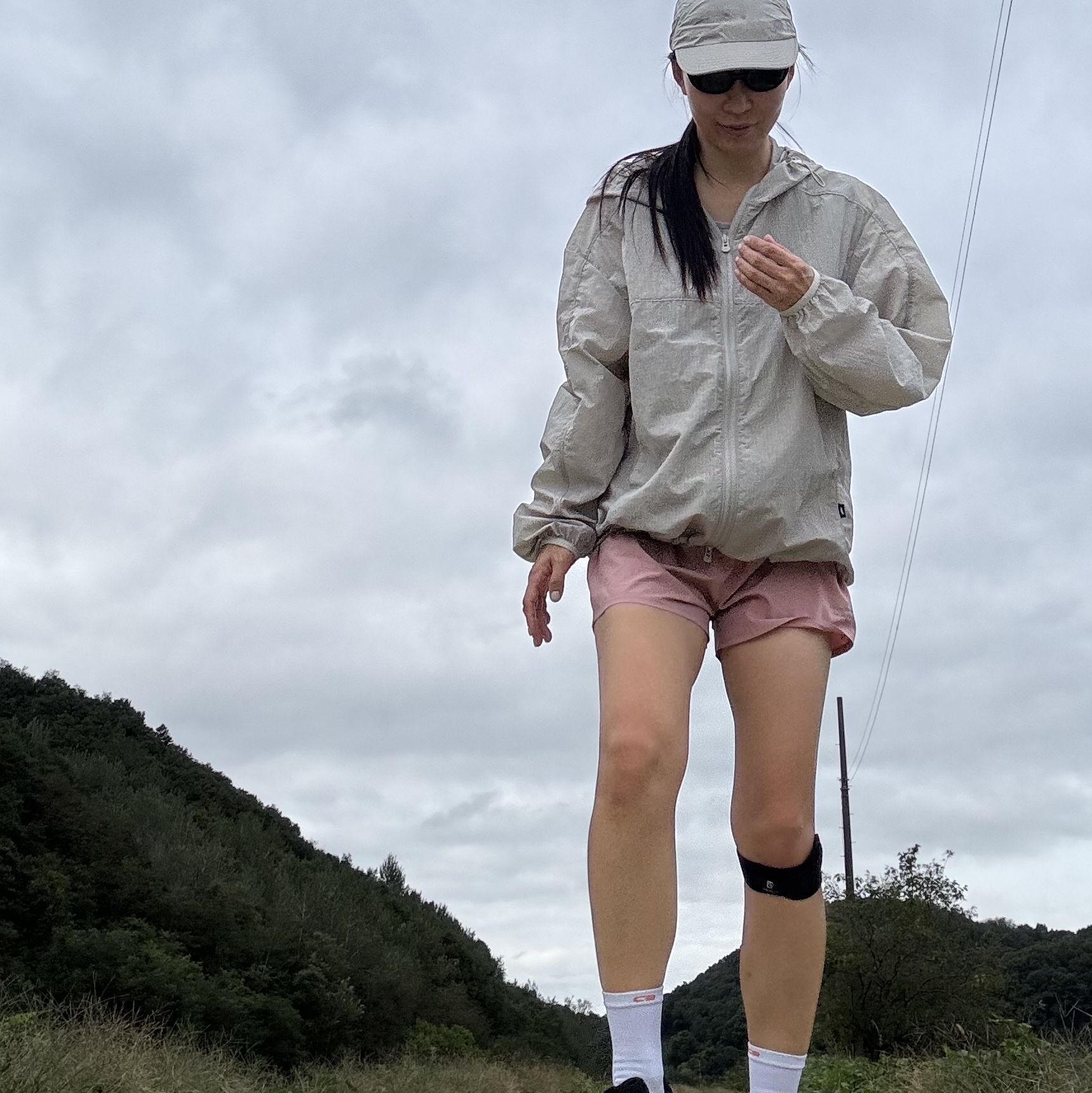 [KREAM 단독] runwhither Windbreaker Jacket V2 Gray, [KREAM 단독] runwhither Womens 3inch Shorts Pink 착용 스타일