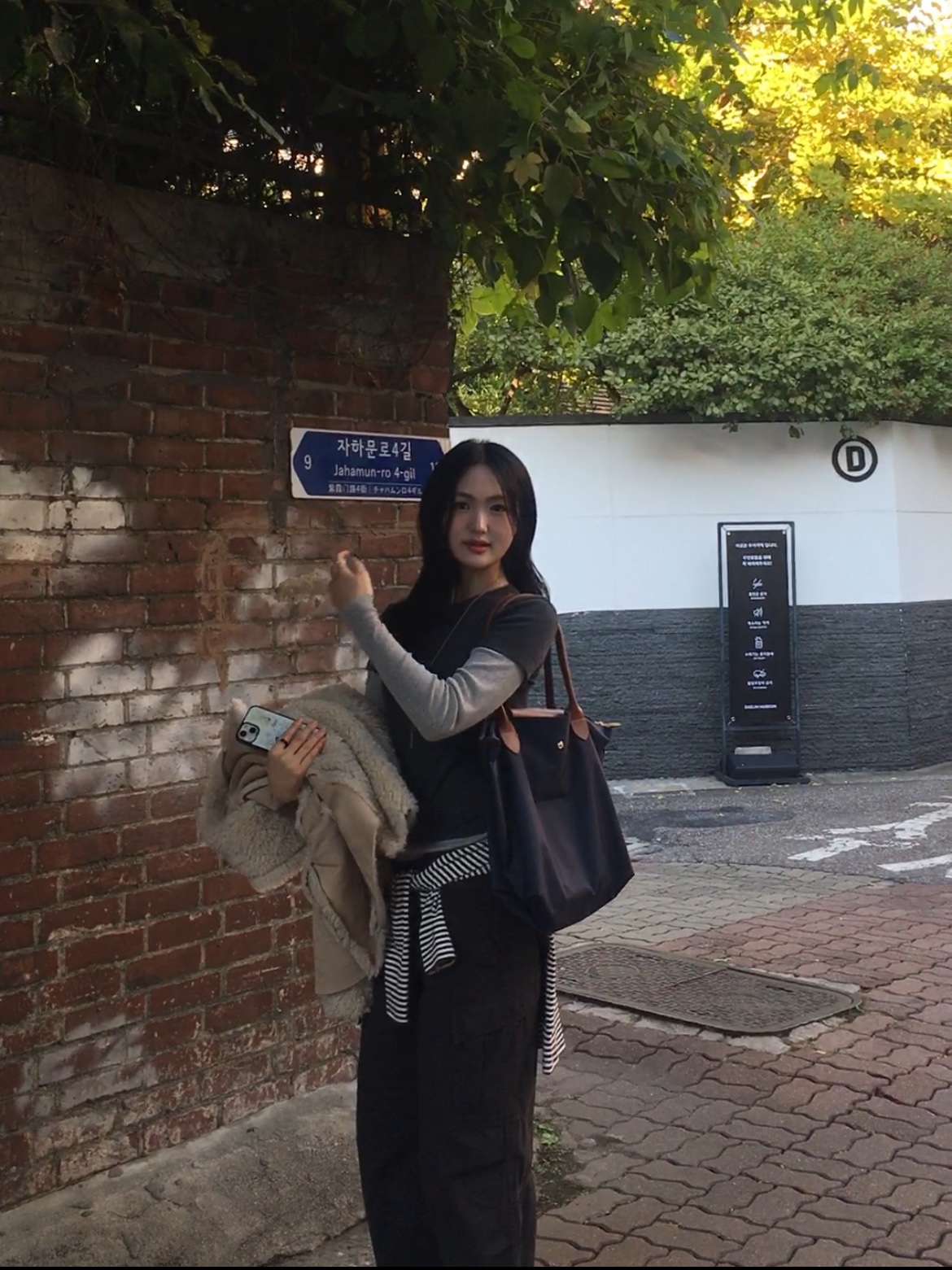 (W) UGG Classic Mini II Boots Chestnut, Longchamp Le Pliage Original Tote Bag L Navy 착용 스타일 - 1