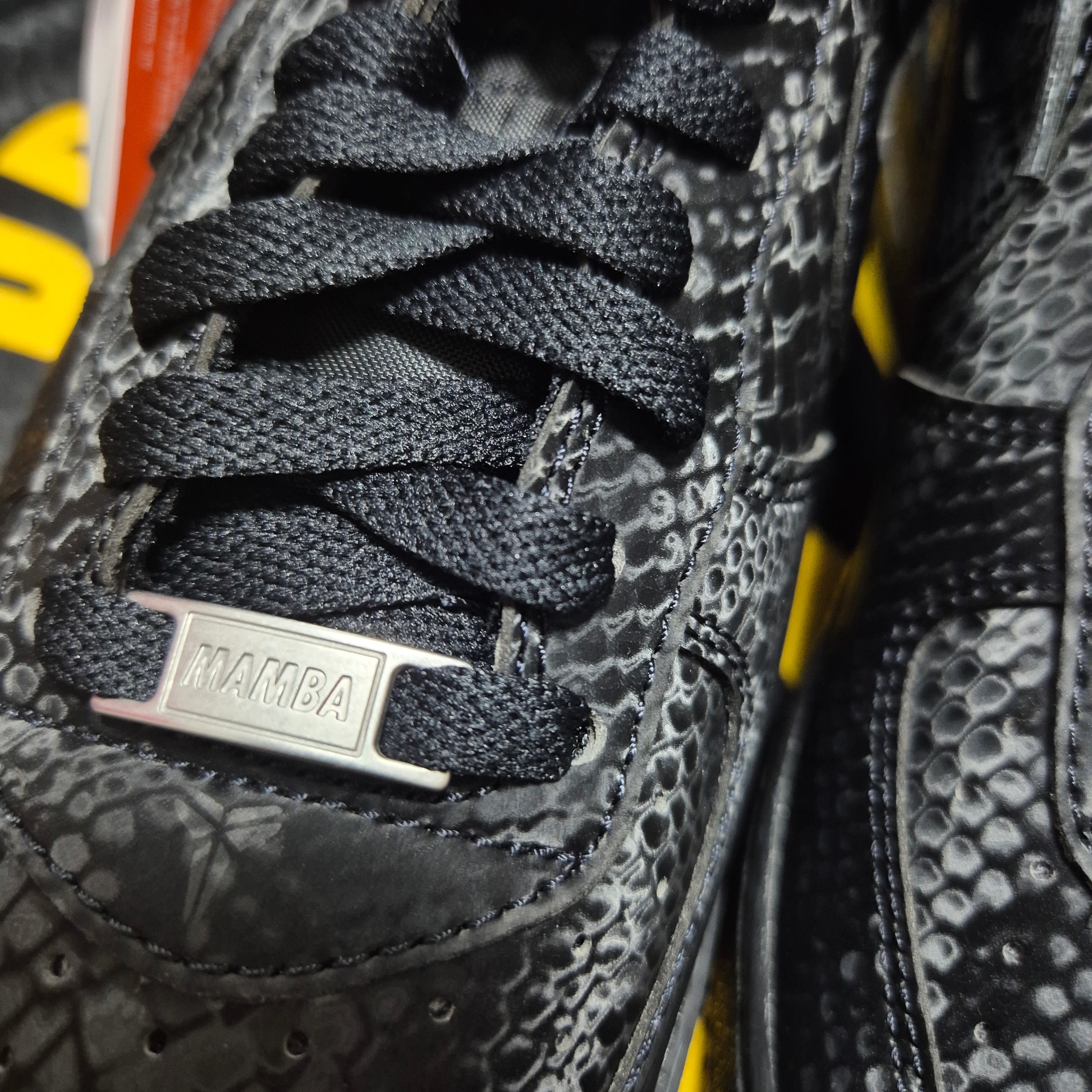 Nike x Kobe Bryant Air Force 1 Low Black, Nike Kobe Bryant LA Lakers City Edition Swingman Jersey Black (FN7297-010) 착용 스타일 - 3