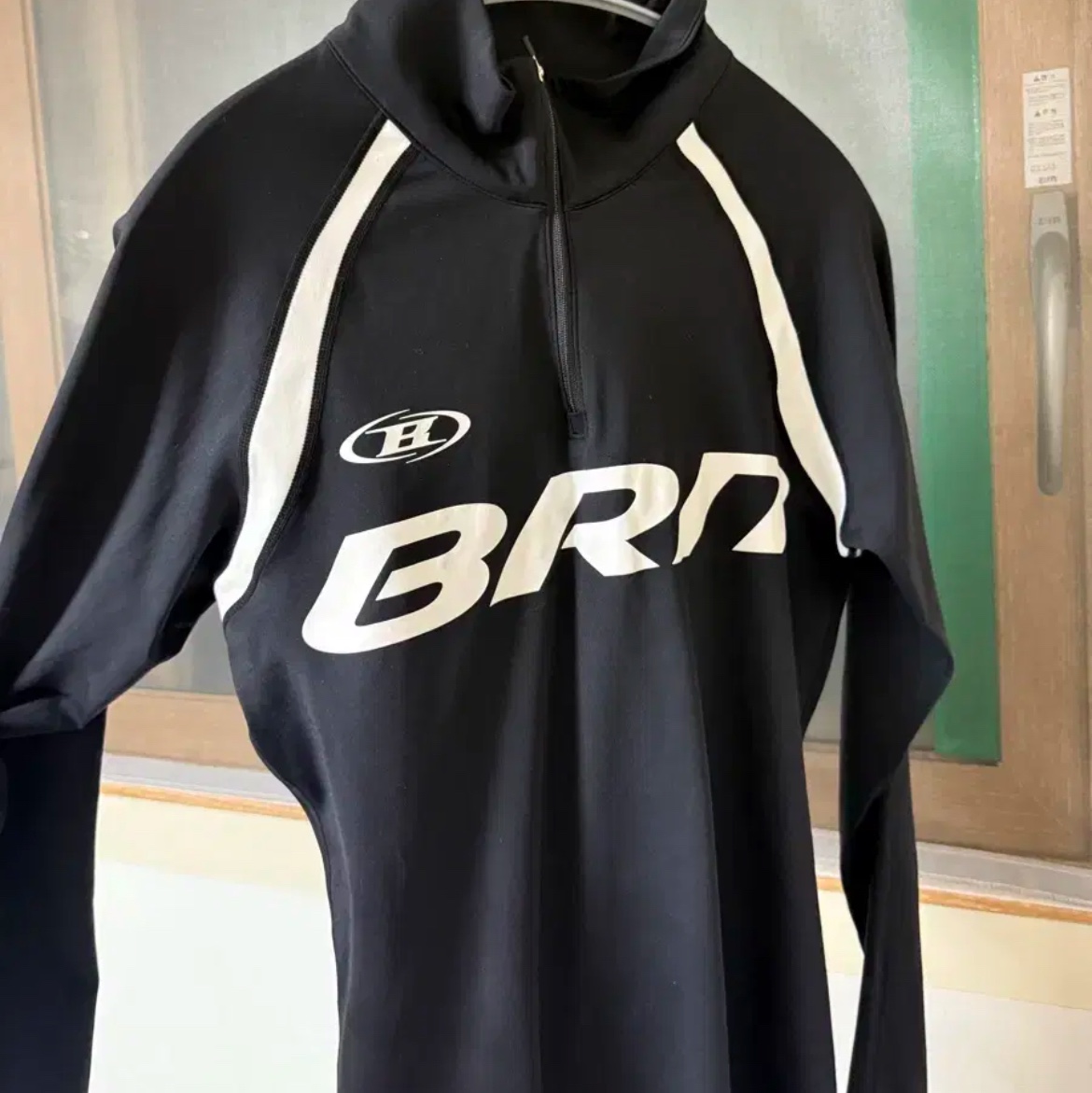 BORN TO WIN BRN Silver Line Half Zip Up Long Sleeve Black 착용 스타일