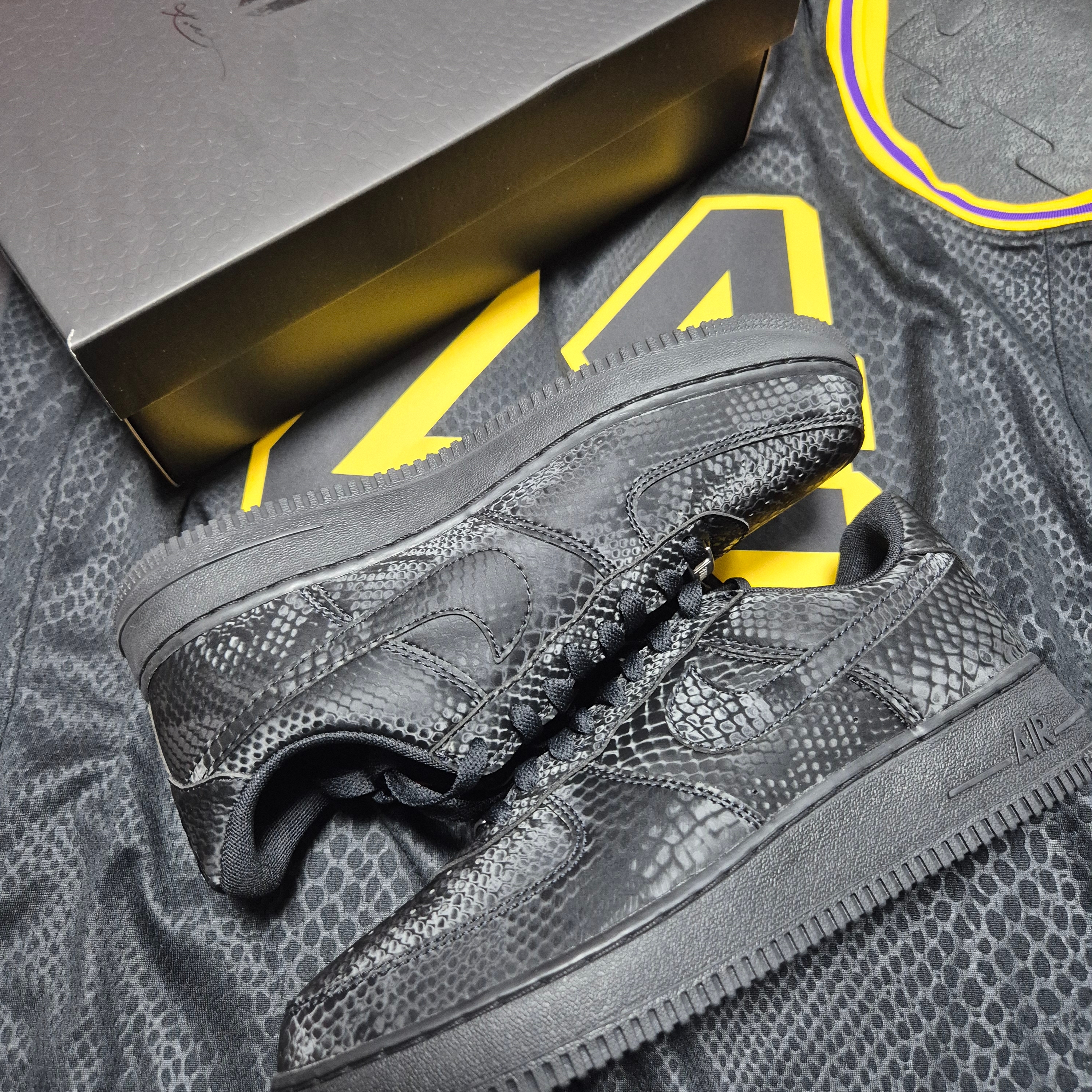 Nike x Kobe Bryant Air Force 1 Low Black, Nike Kobe Bryant LA Lakers City Edition Swingman Jersey Black (FN7297-010) 착용 스타일 - 4