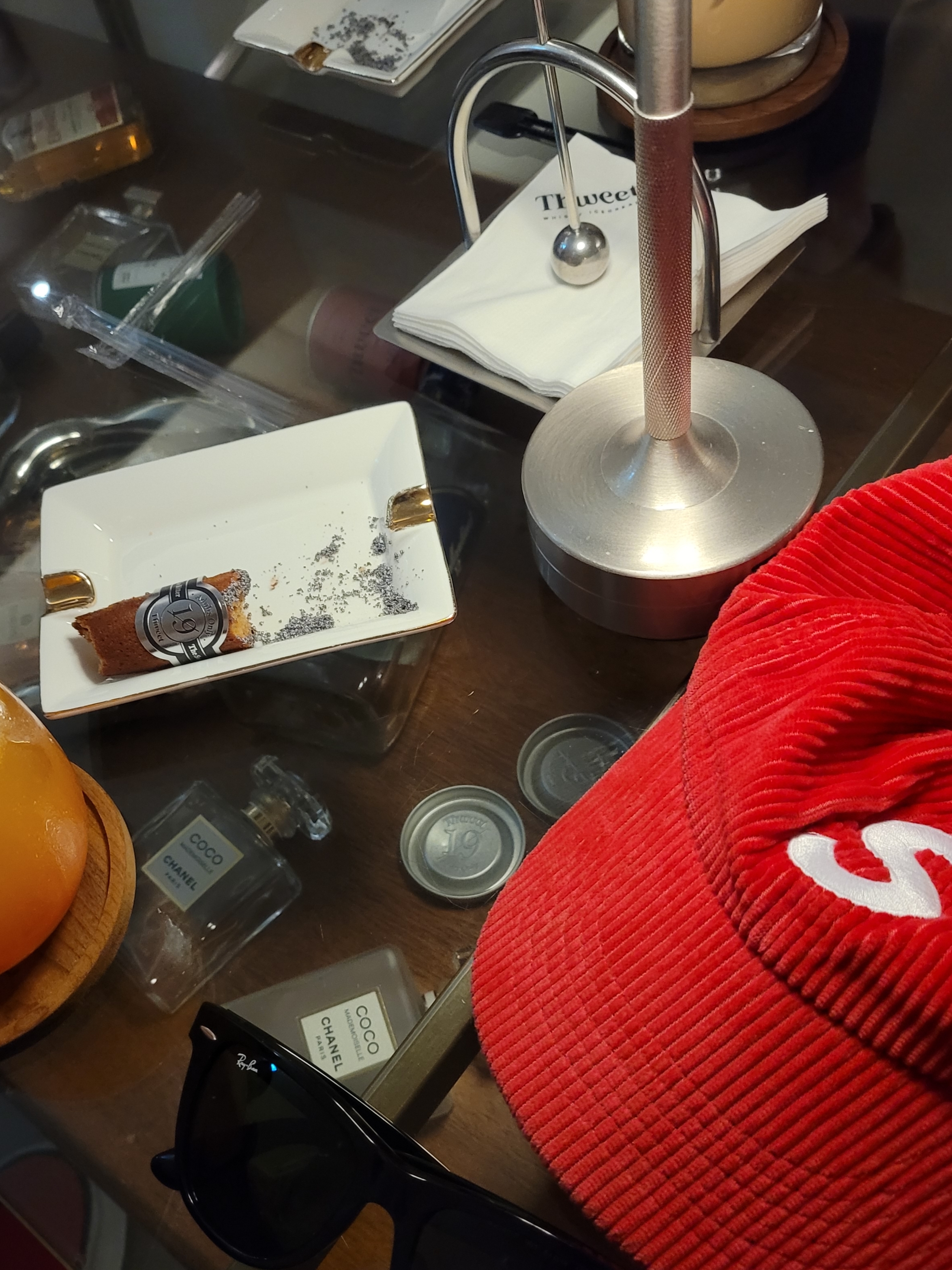 Supreme Washed Box Logo Crewneck White - 25SS, Supreme Corduroy S Logo 6-Panel Bright Red - 24FW 착용 스타일 - 3