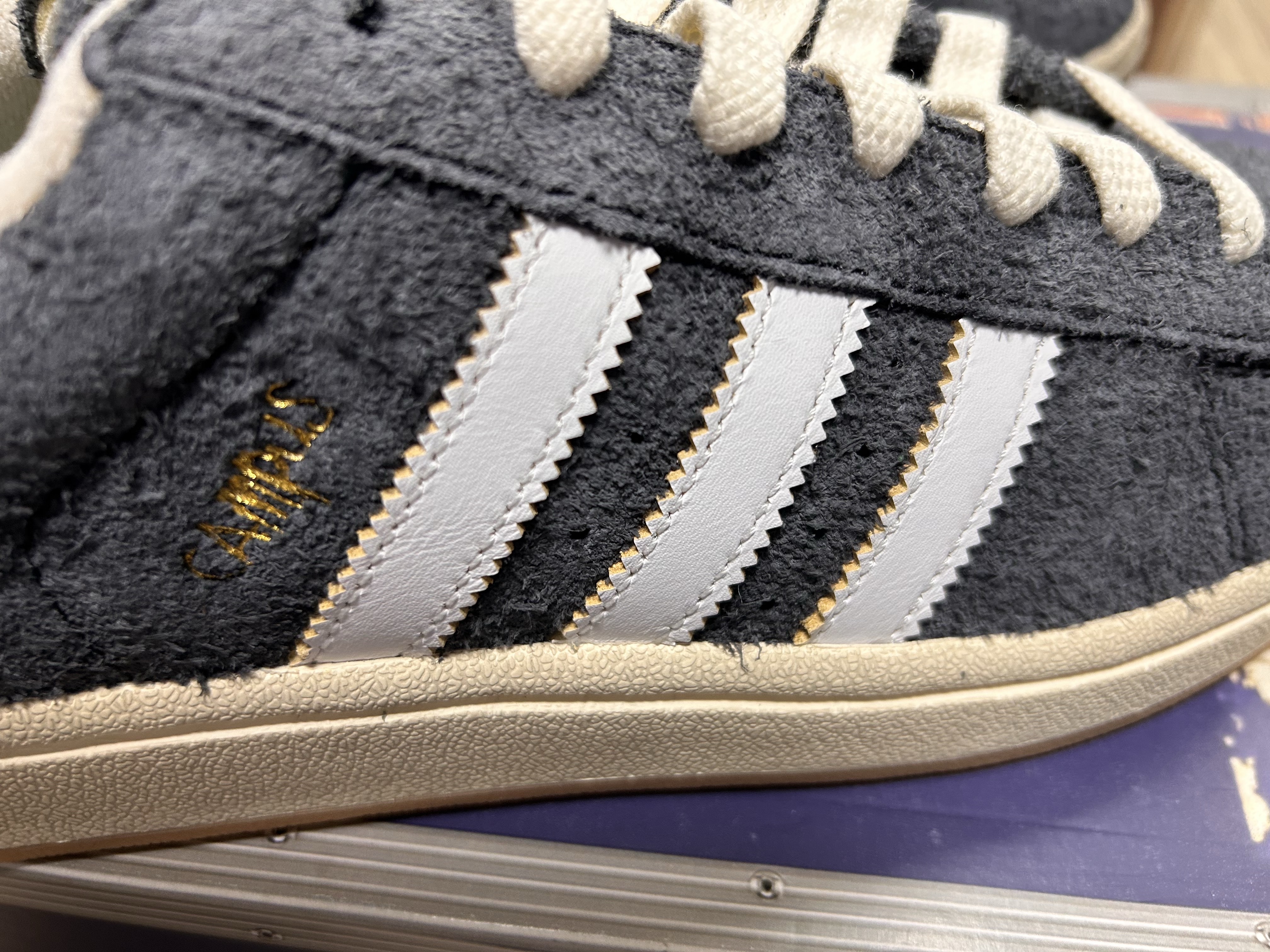 Adidas x KoRn Campus 2.0 Carbon Cloud White 착용 스타일