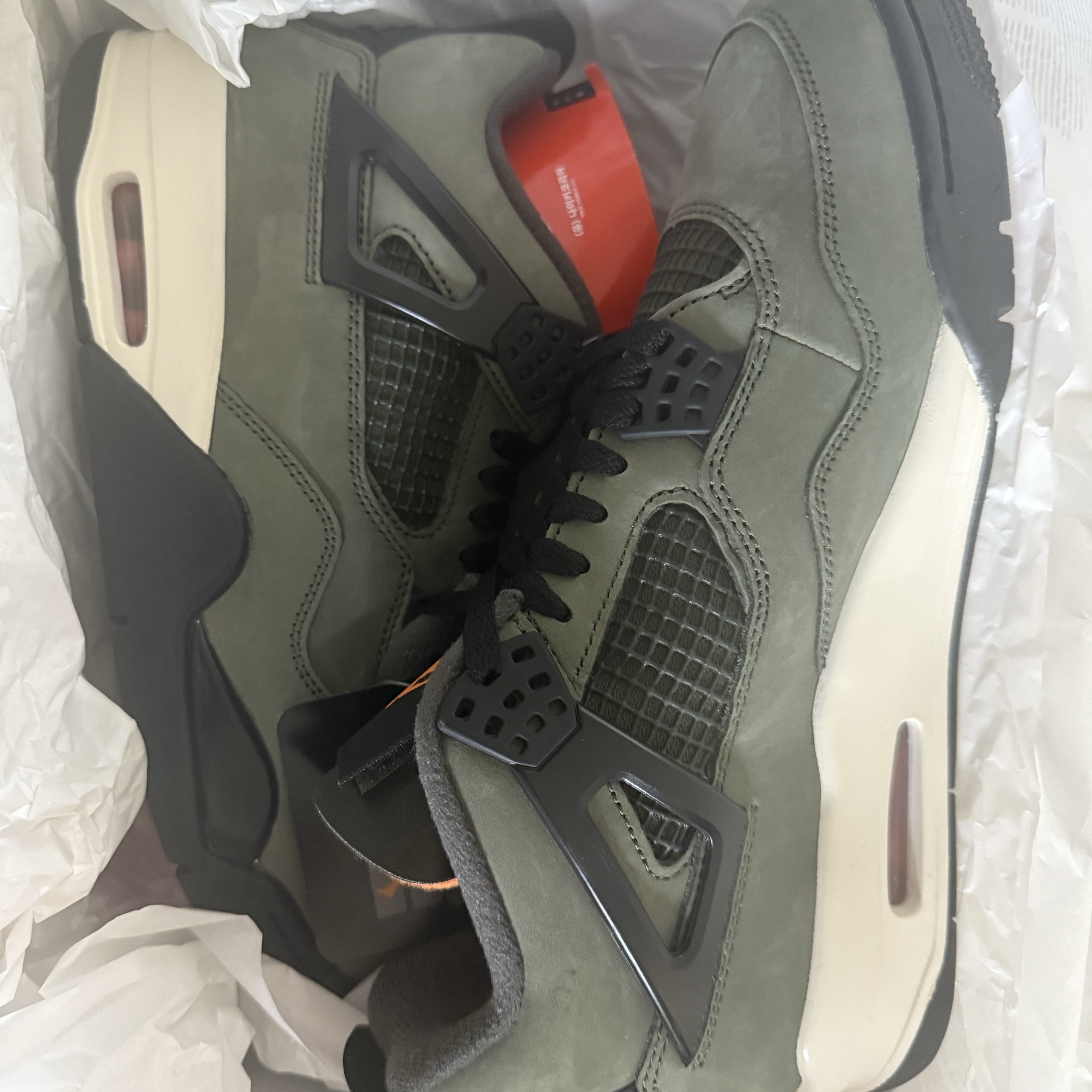 Jordan 4 x Undefeated Retro OG SP Deep Green and Clementine 착용 스타일