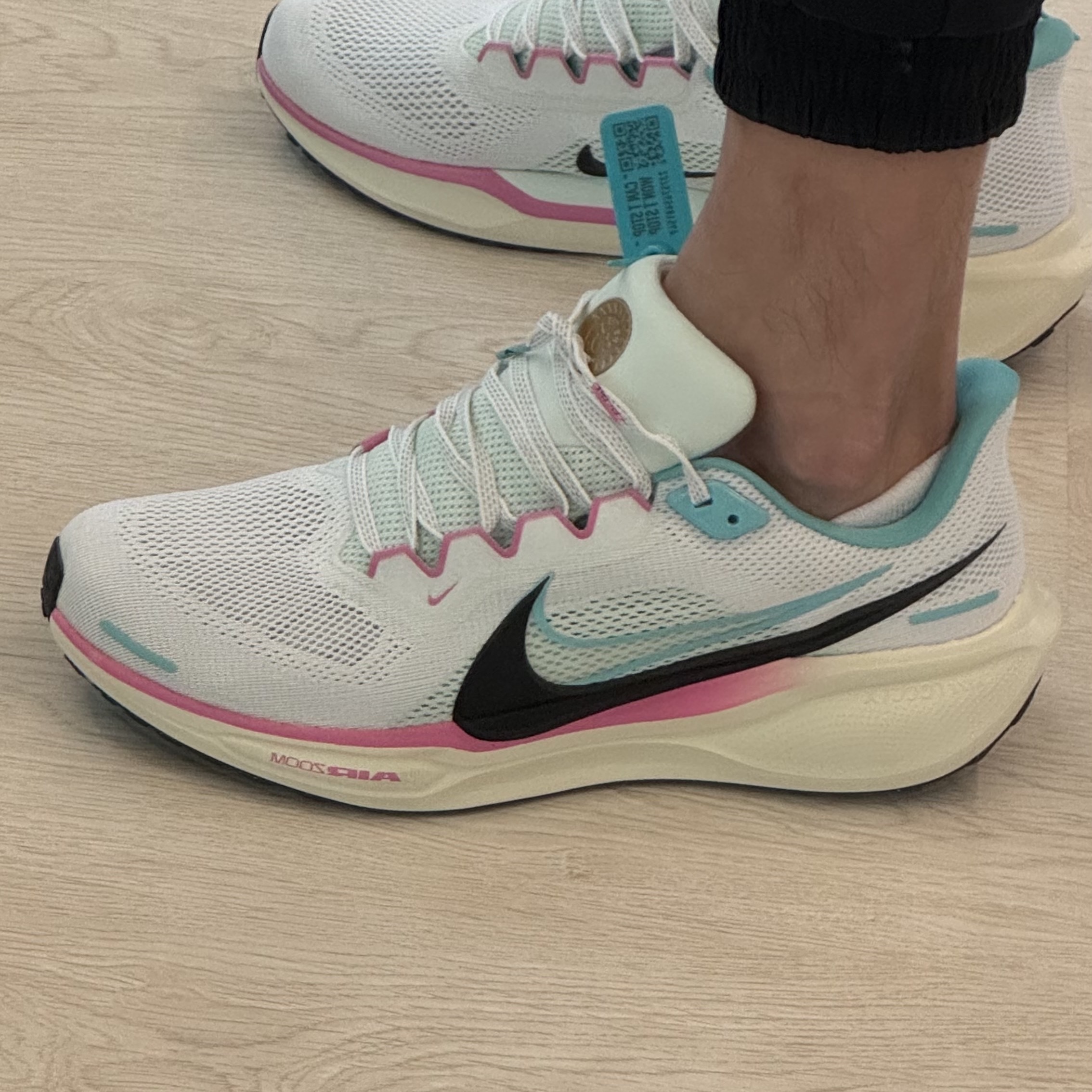 Nike Air Zoom Pegasus 41 White Coconut Milk 착용 스타일
