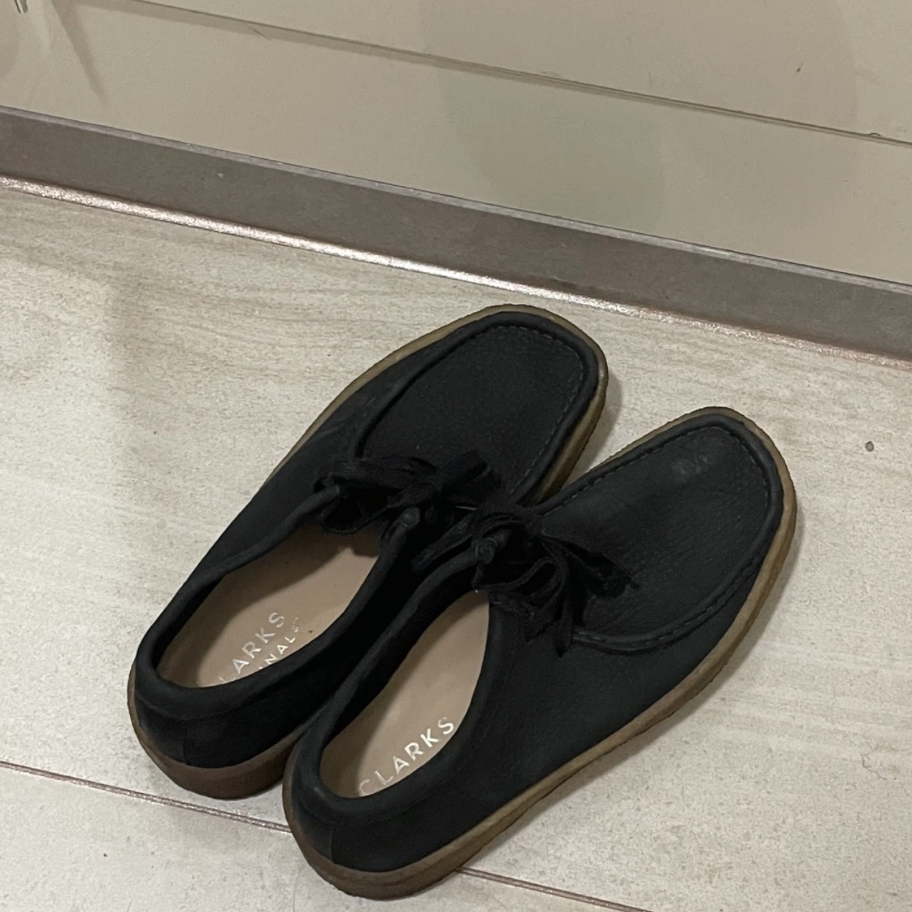 Clarks Wallabee Black Vegan 착용 스타일