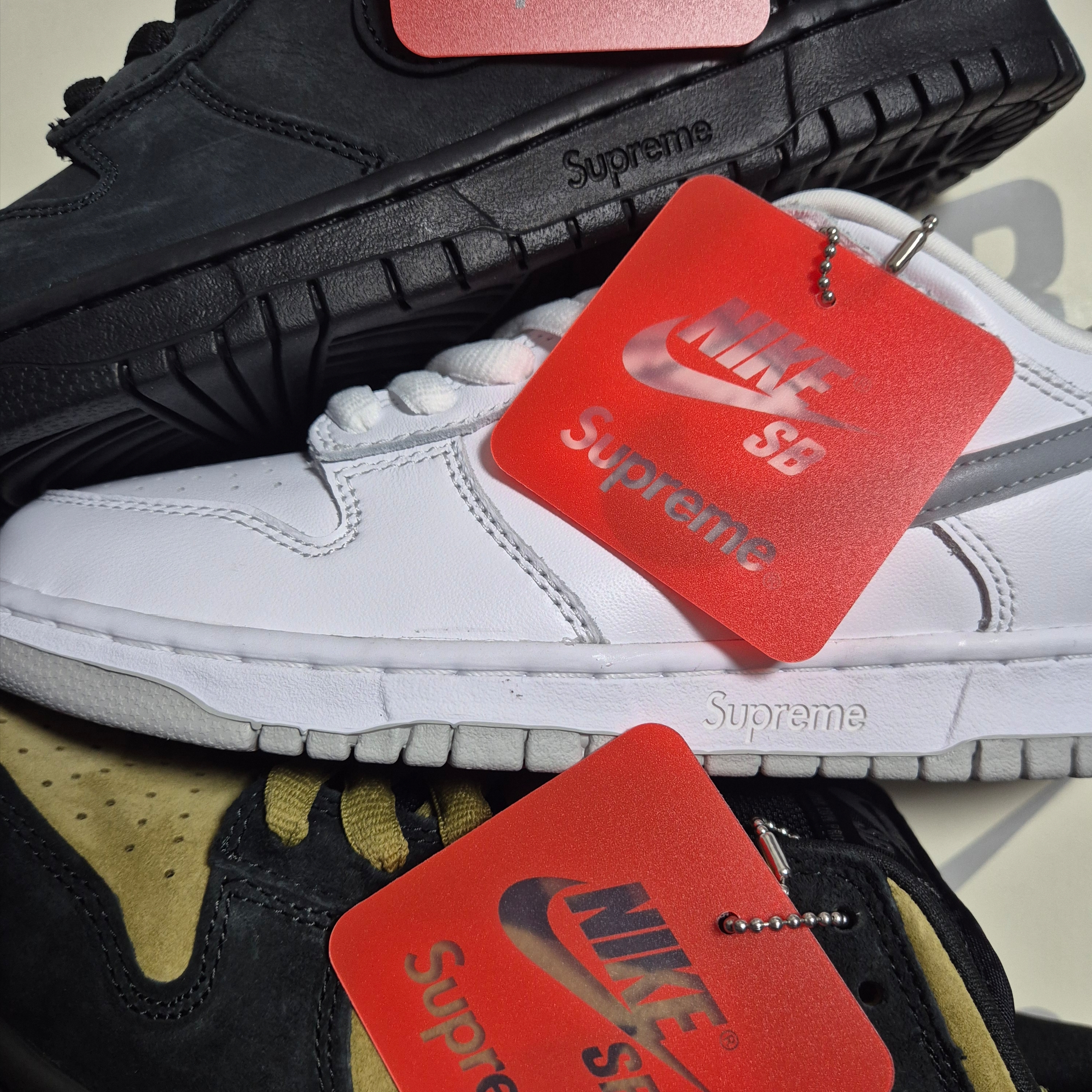 Nike x Supreme SB Dunk Low Black, Nike x Supreme SB Dunk Low Camper Green 착용 스타일 - 1