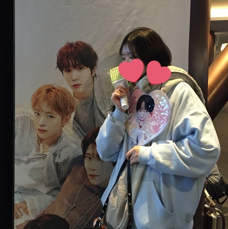 Yegg Wing hoodie  sky blue 착용 스타일 - 2