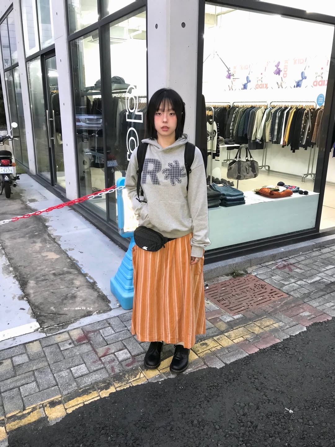 SLOW RECORD HOUSE Check Patch Hoodie Grey 착용 스타일 - 2