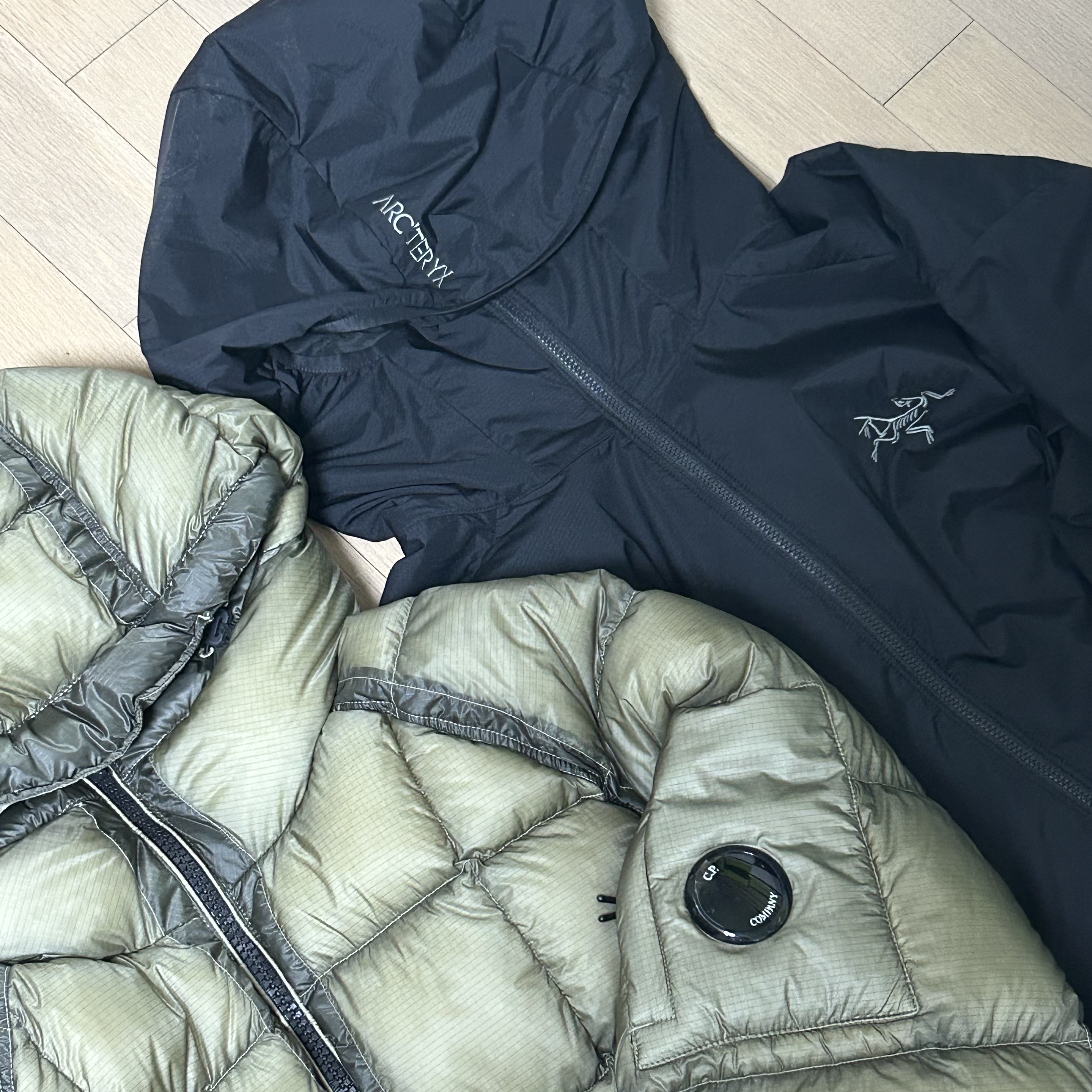 Arc'teryx Atom Hoody Black, C.P. Company D.D. Shell Hooded Down Jacket Fungi Grey - 25FW 착용 스타일