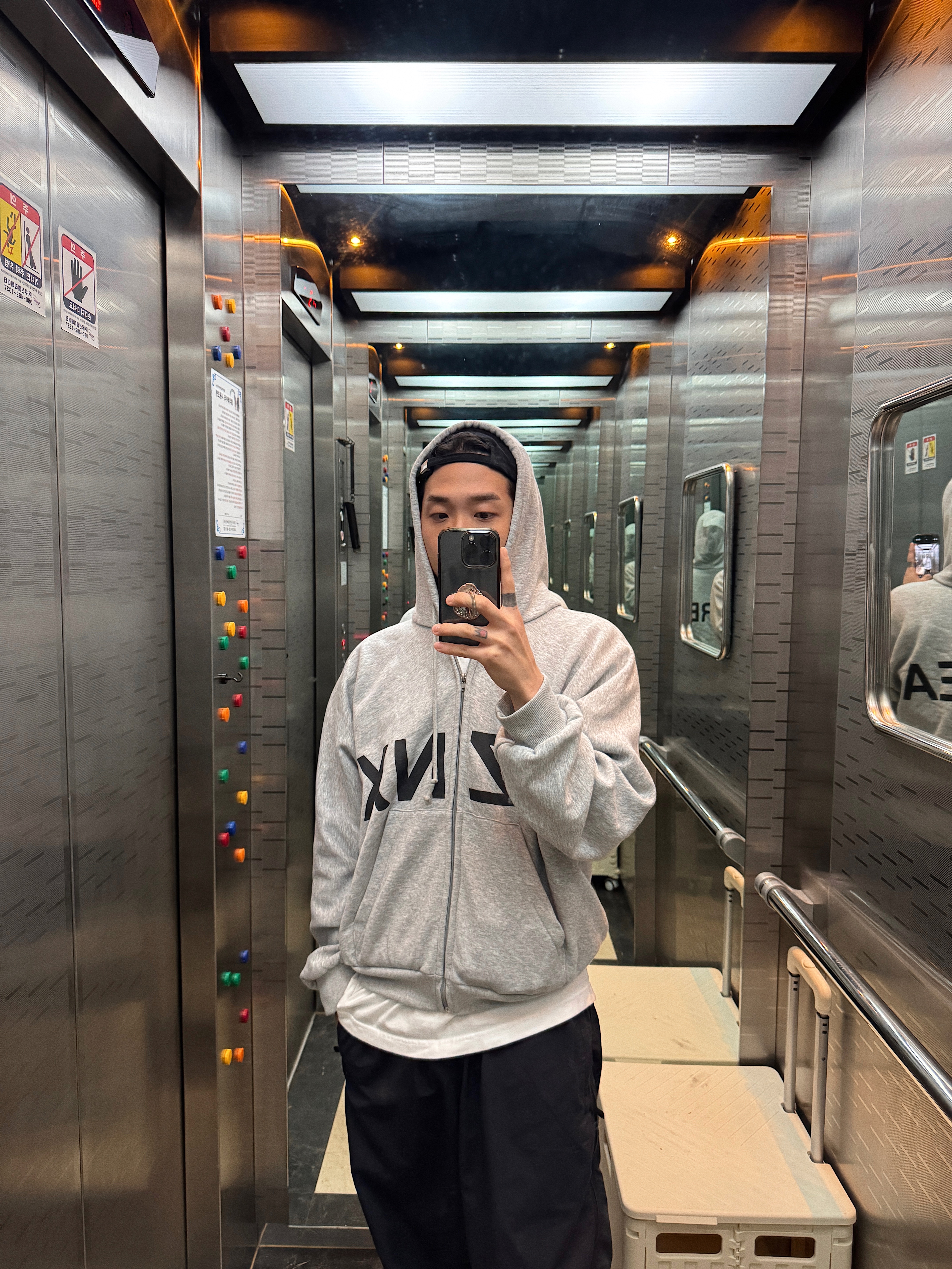 Yeezy HD-10 Grey - Korea Limited 착용 스타일 - 2