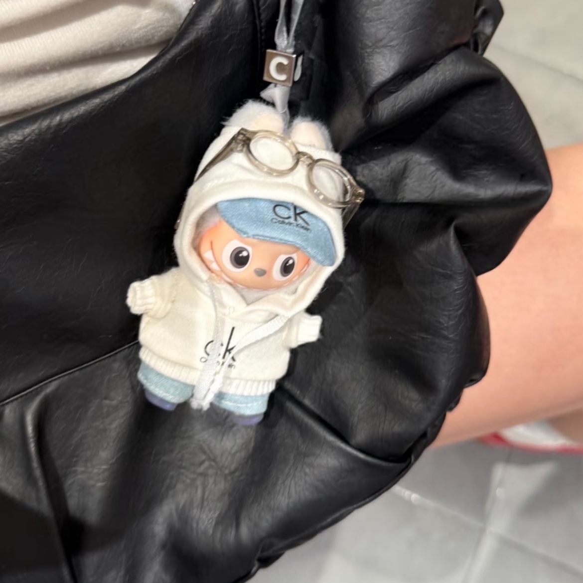 Pop Mart Labubu The Monsters Pin For Love Series Vinyl Plush Pendant (A-M) C (Opened Case) 착용 스타일