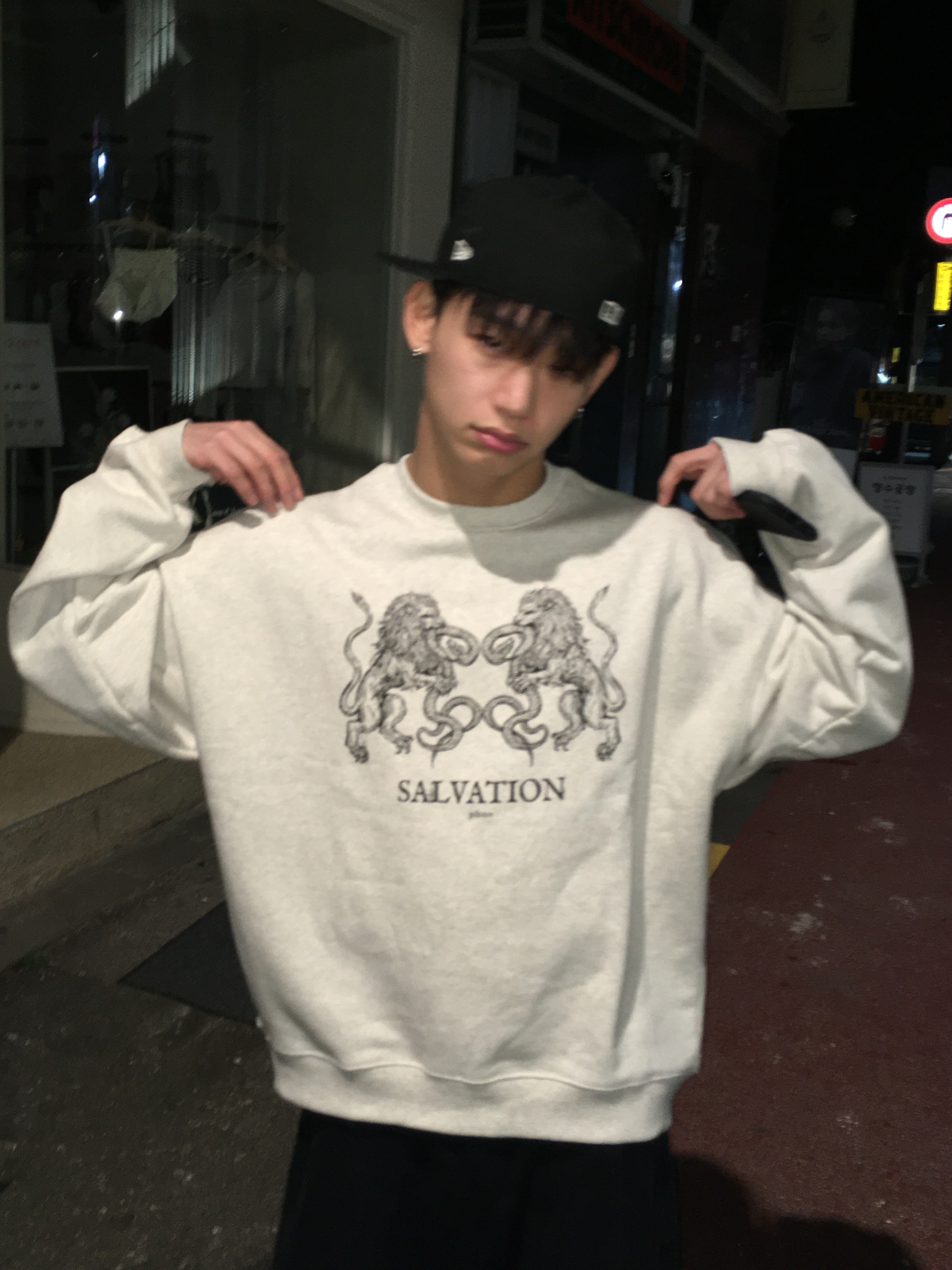 PHOS333 Salvation Lion Sweatshirt Melange Grey, PHOS333 Salvation Lion Sweatshirt Oatmeal 착용 스타일 - 2