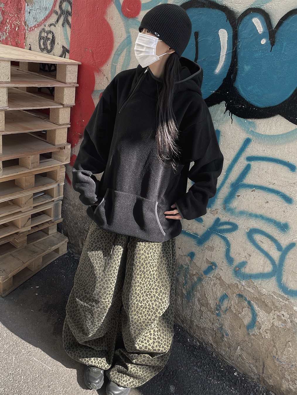 Oakley Session Beanie Blackout, Oakley Light Breathe Triple Black 착용 스타일 - 2
