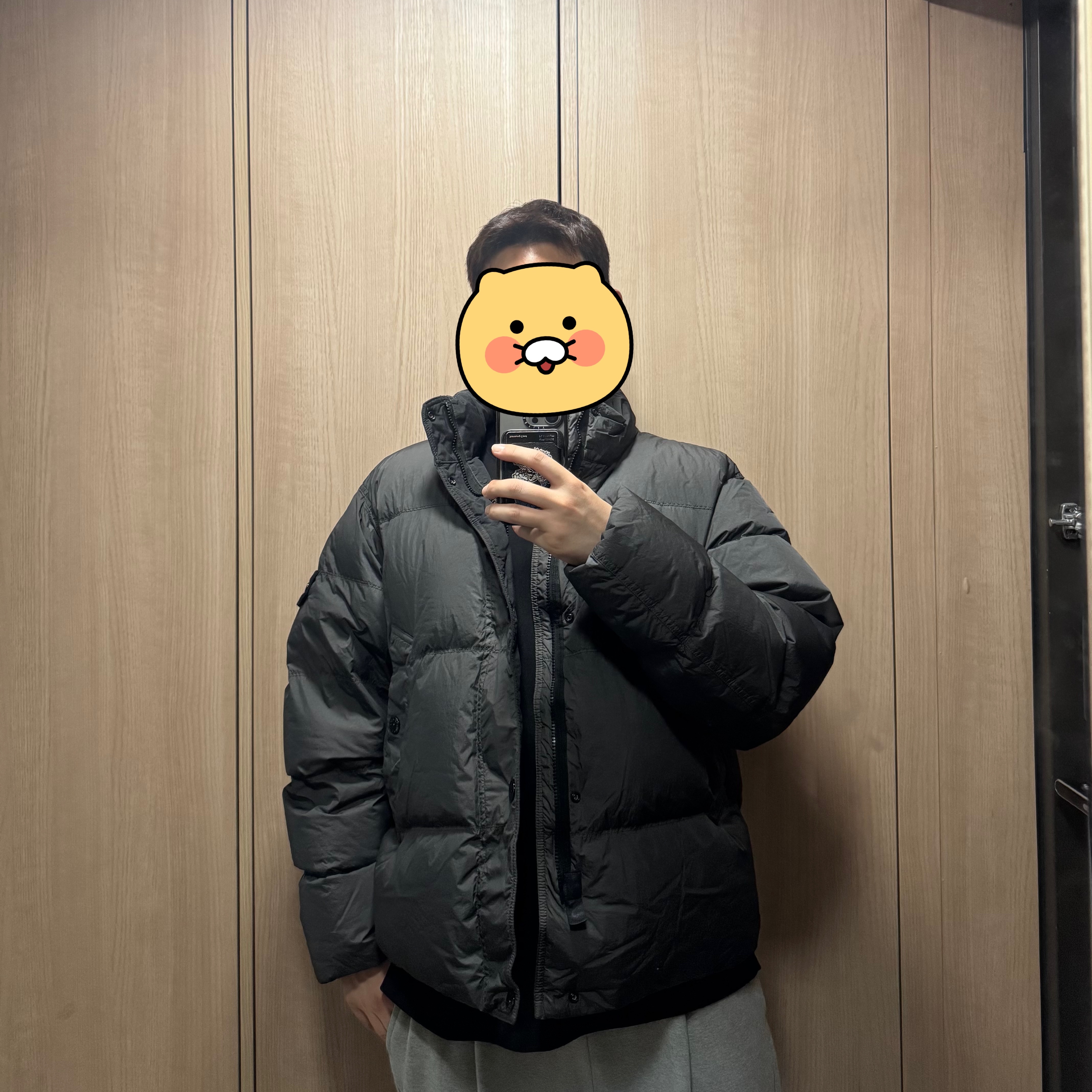Stone Island 4100010 Crinkle Reps NY Recycled Nylon Down Jacket with Wind Resistant Lead Grey - 25FW 착용 스타일