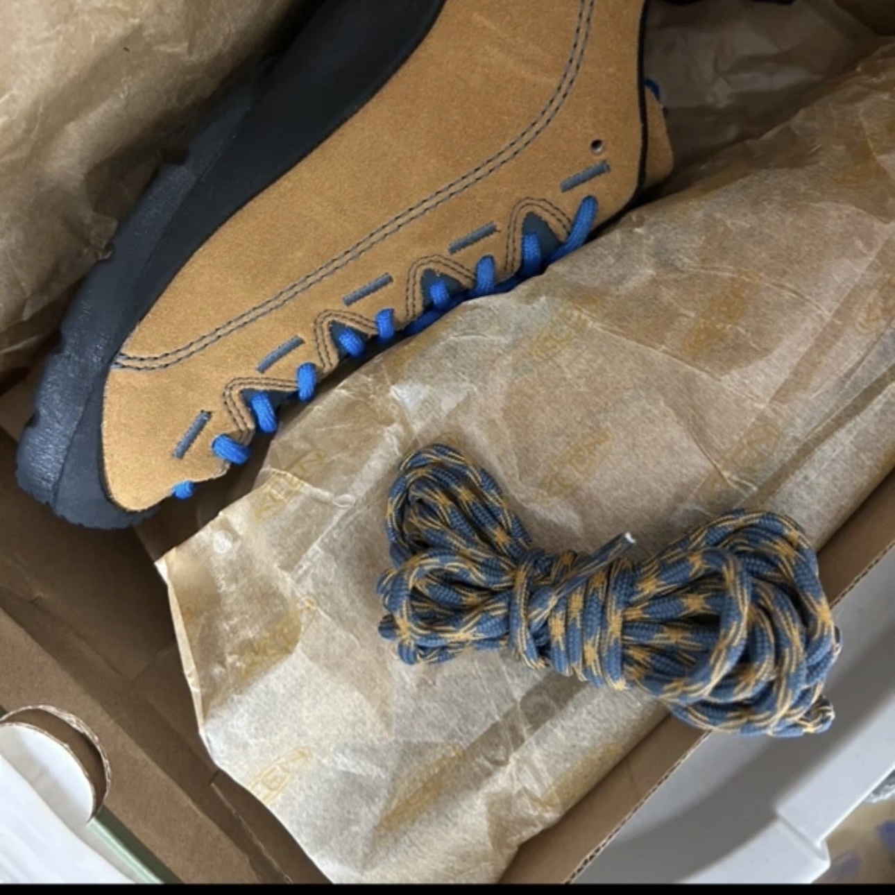 Keen Jasper Suede Sneakers Camel 착용 스타일