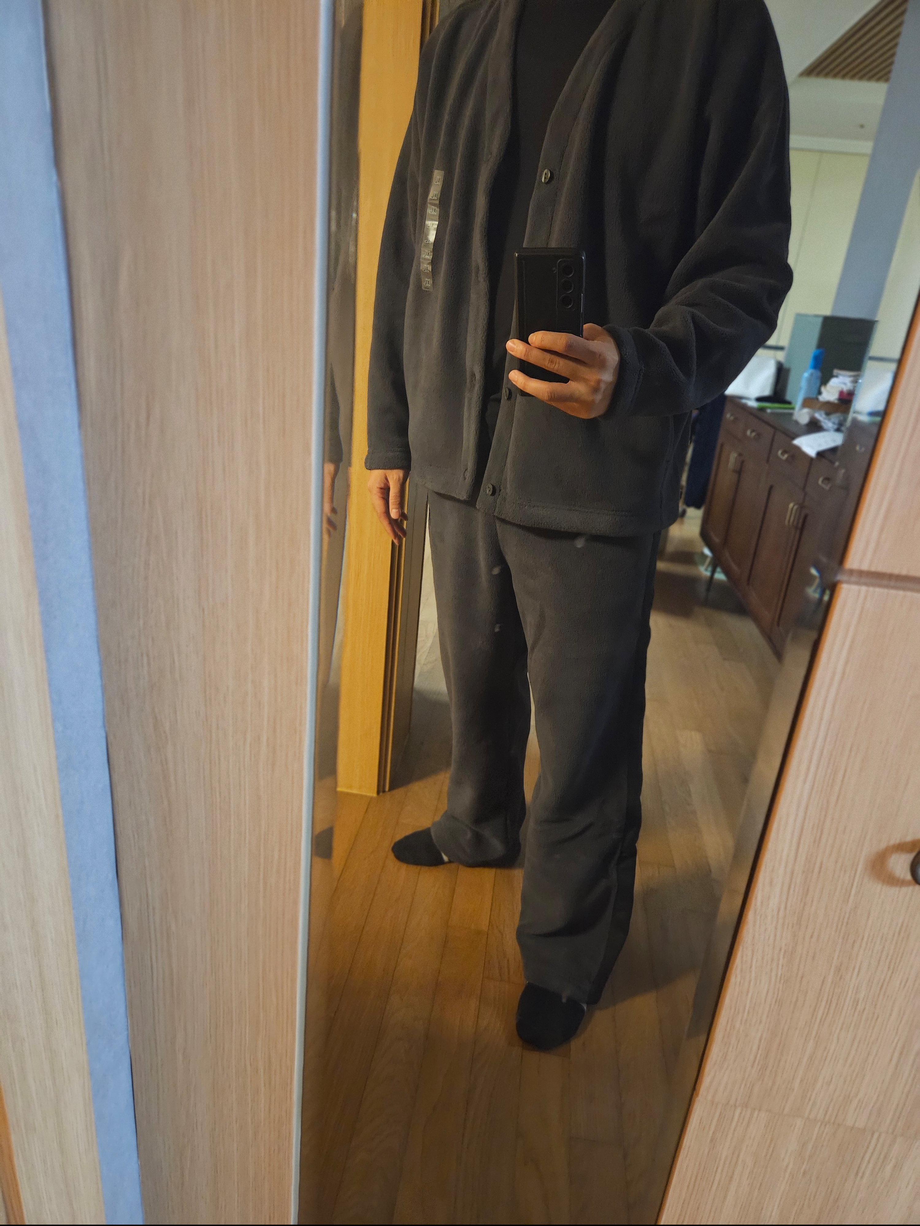 Uniqlo x Needles Fleece Oversized Cardigan Dark Gray - KR, Uniqlo x Needles Fleece Wide Pants Dark Gray - KR 착용 스타일 - 2