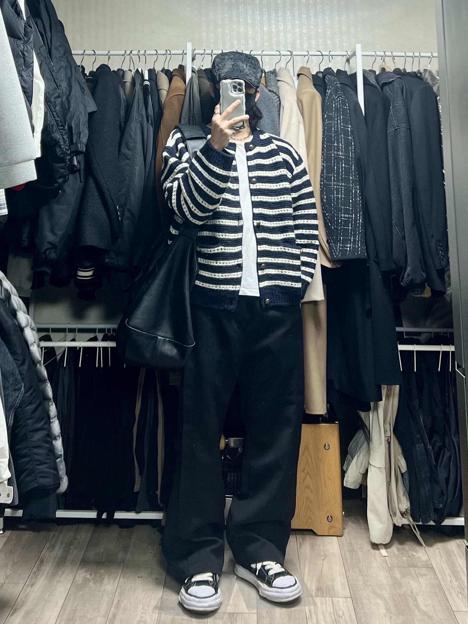 [KREAM 단독 리오더] STU Round Neck Stripe Cardigan Navy, Maison Mihara Yasuhiro Peterson23 OG Sole Canvas Low-top Sneakers Black 착용 스타일