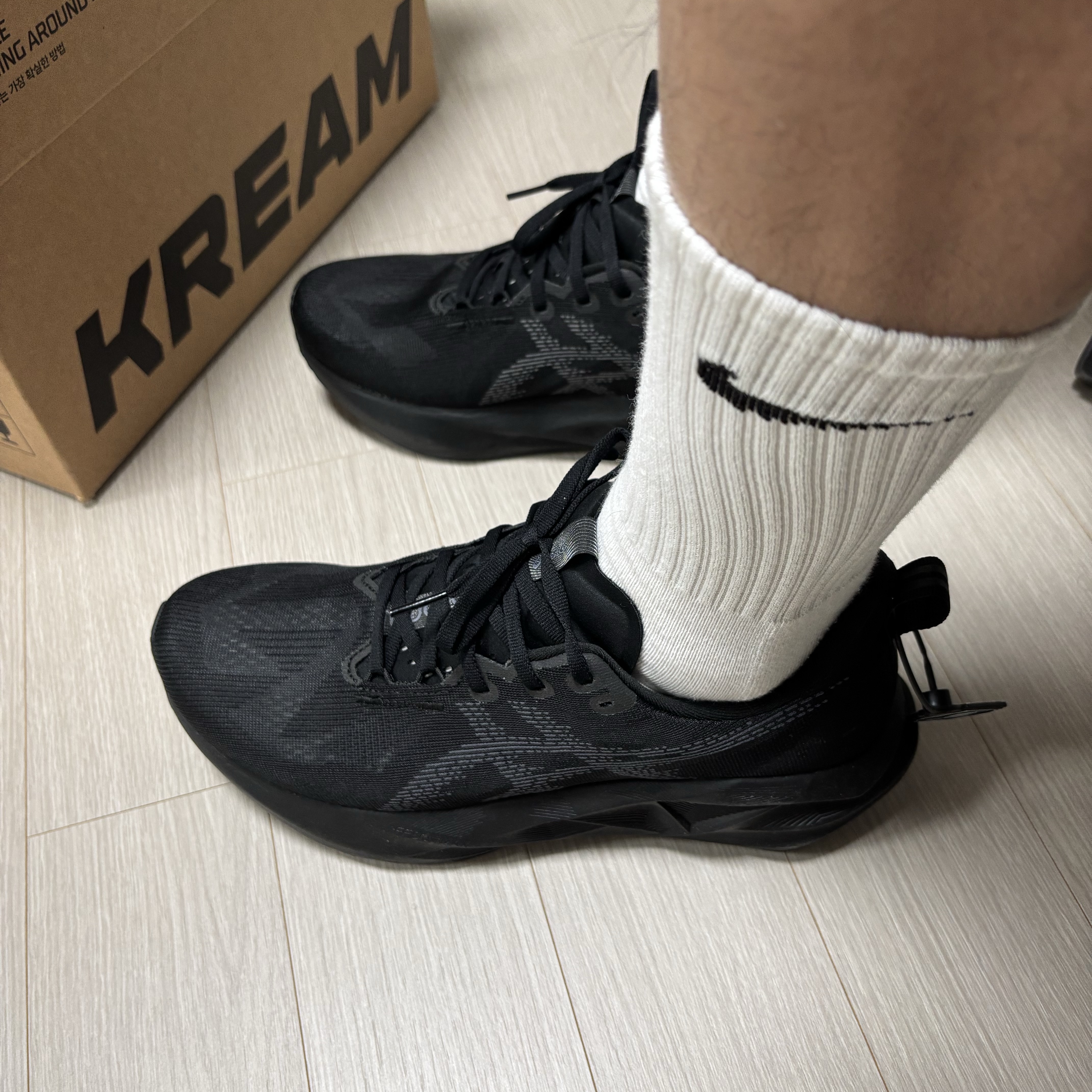 Asics Novablast 5 Black Carrier Grey 착용 스타일 - 2