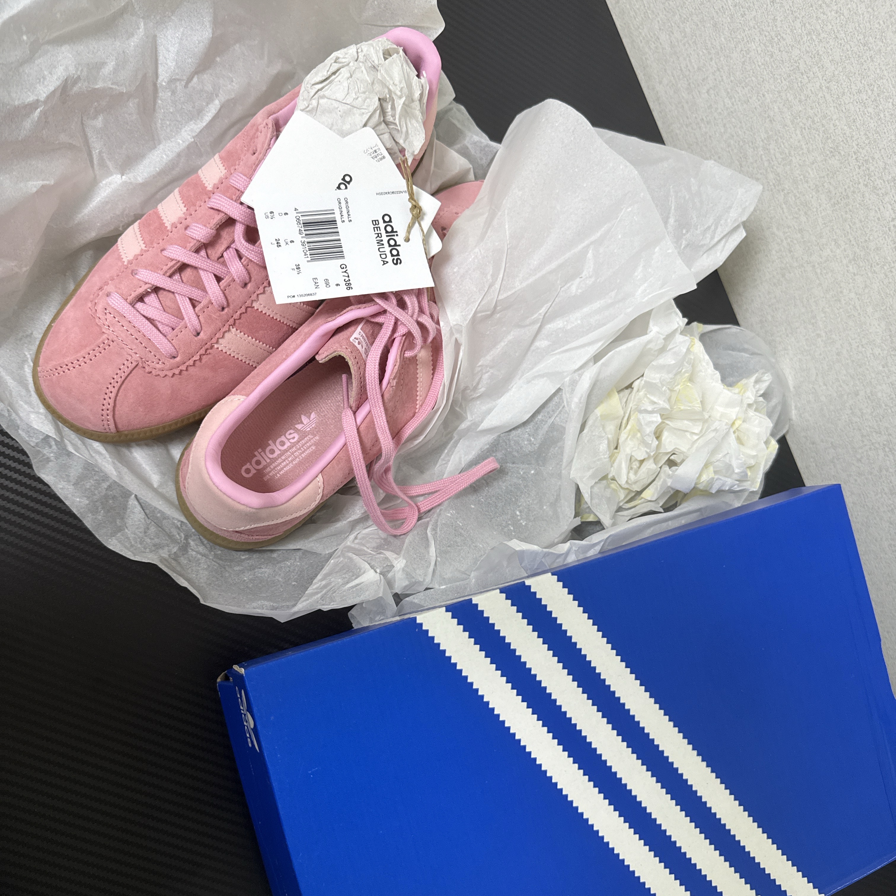 Adidas Bermuda Glow Pink 착용 스타일 - 1