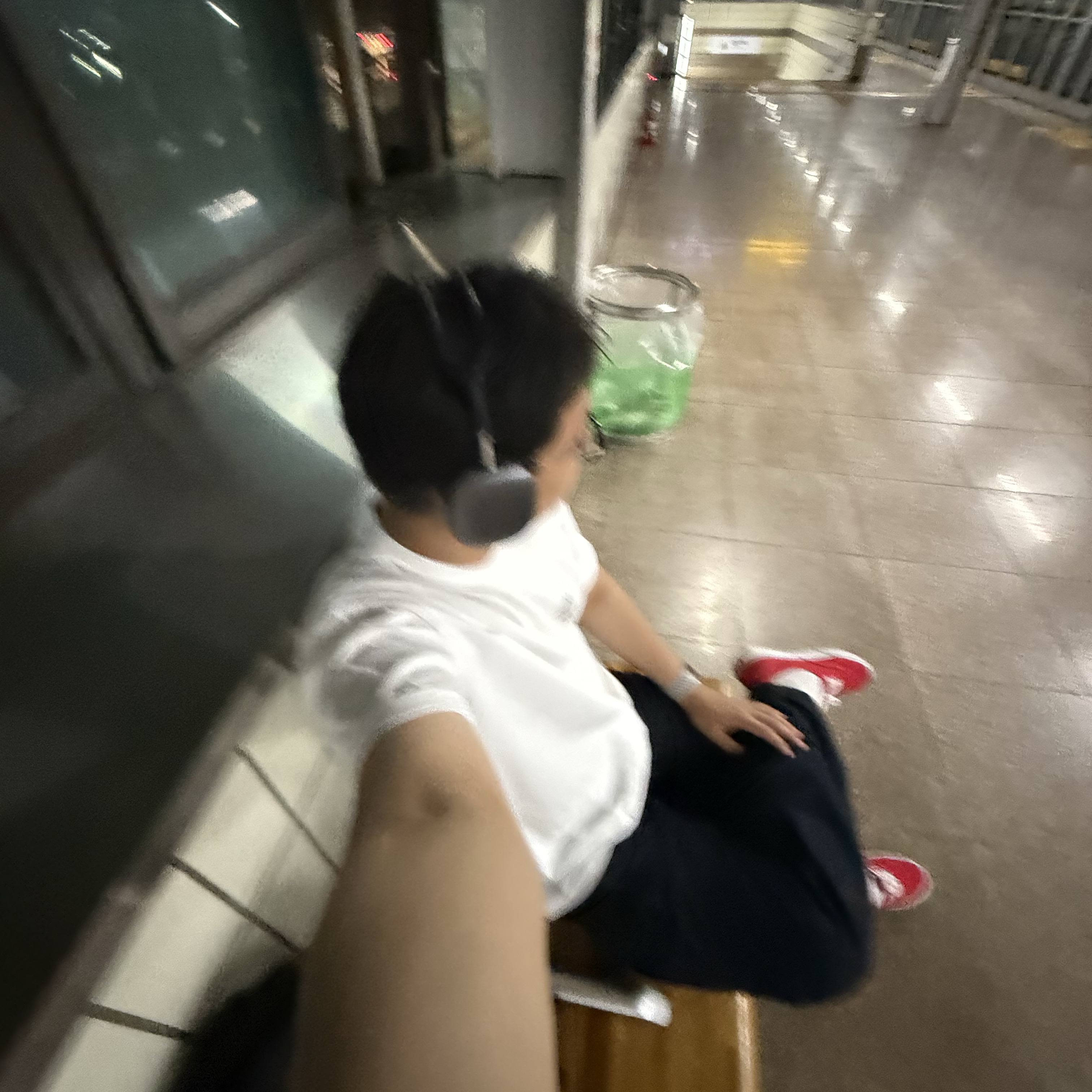 Vans Authentic Red, Apple AirPods Max Lightning Space Gray (Korean Ver.) 착용 스타일