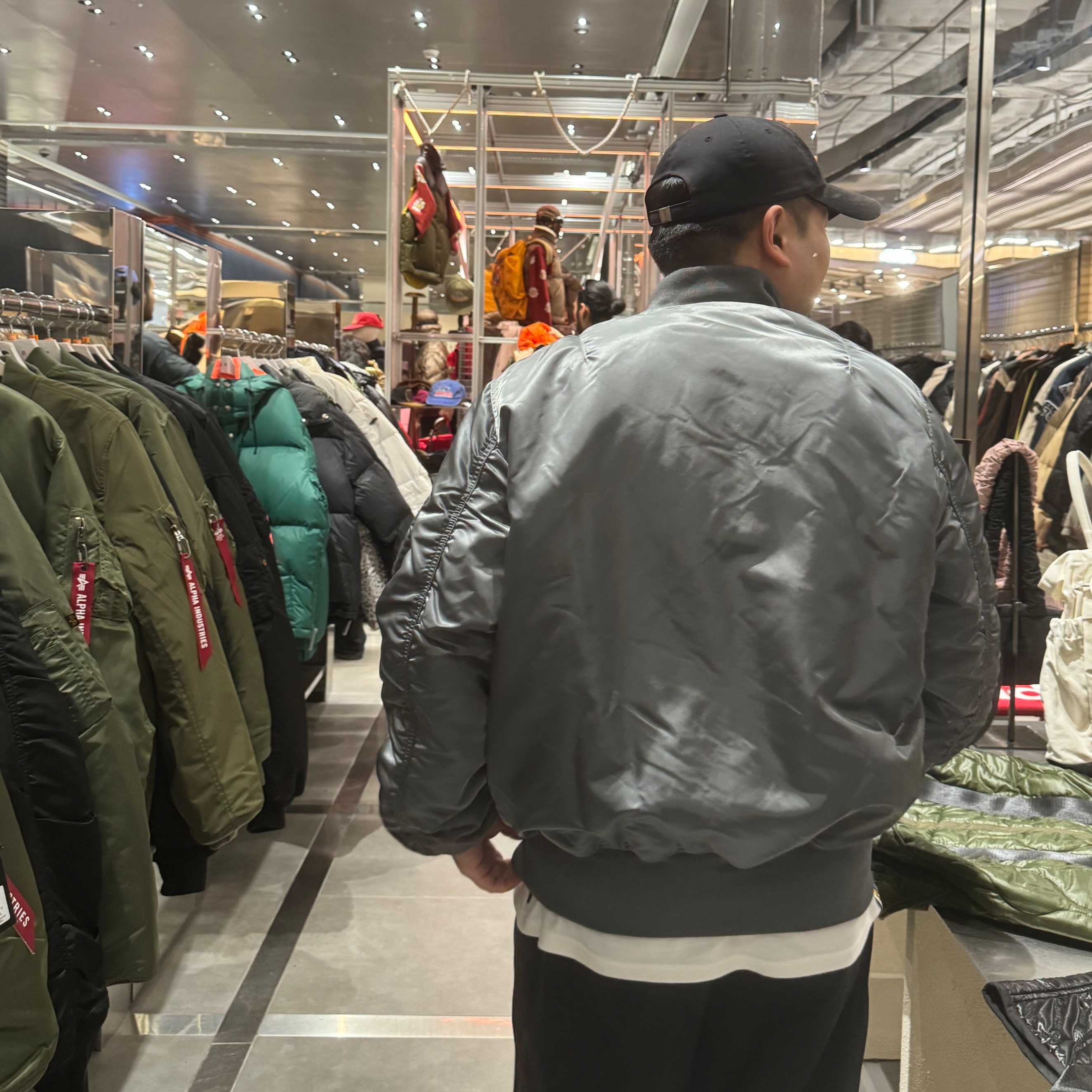 ALPHA INDUSTRIES MA-1 Flight Jacket Gunmetal 착용 스타일