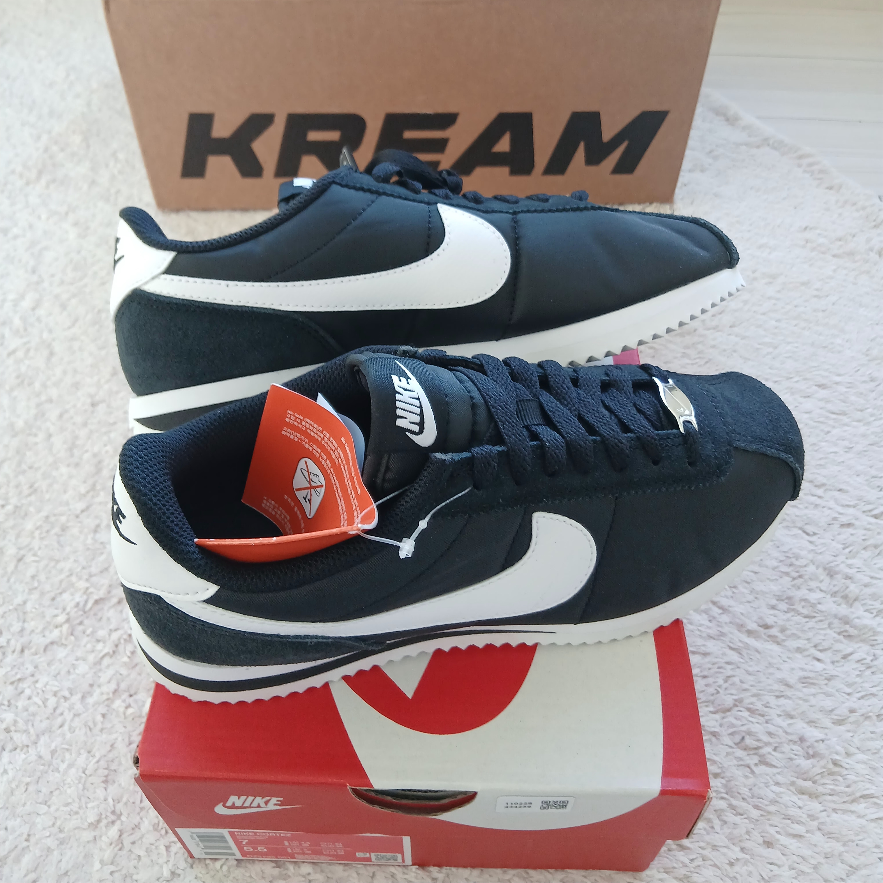 (W) Nike Cortez Black and White 착용 스타일 - 7