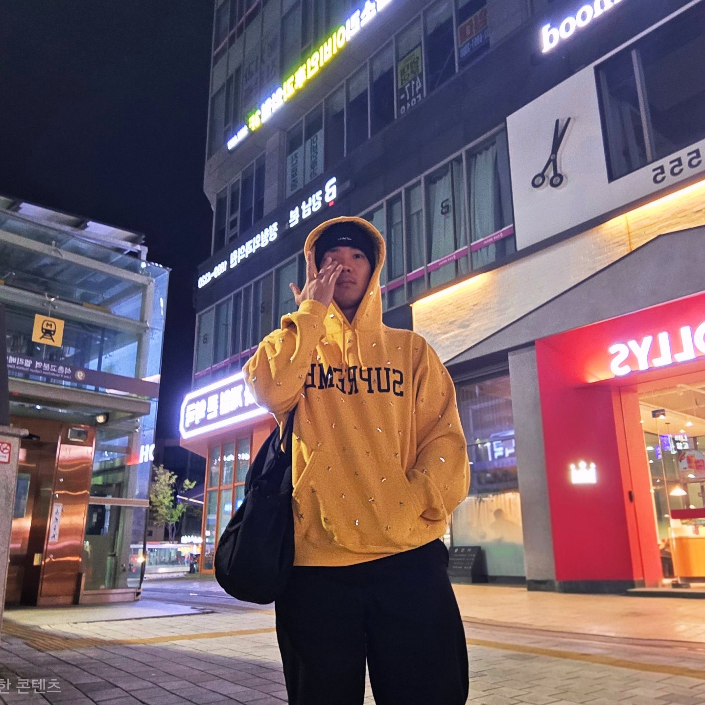 Supreme Stars Studded Hooded Sweatshirt Dusty Gold - 25FW 착용 스타일 - 1