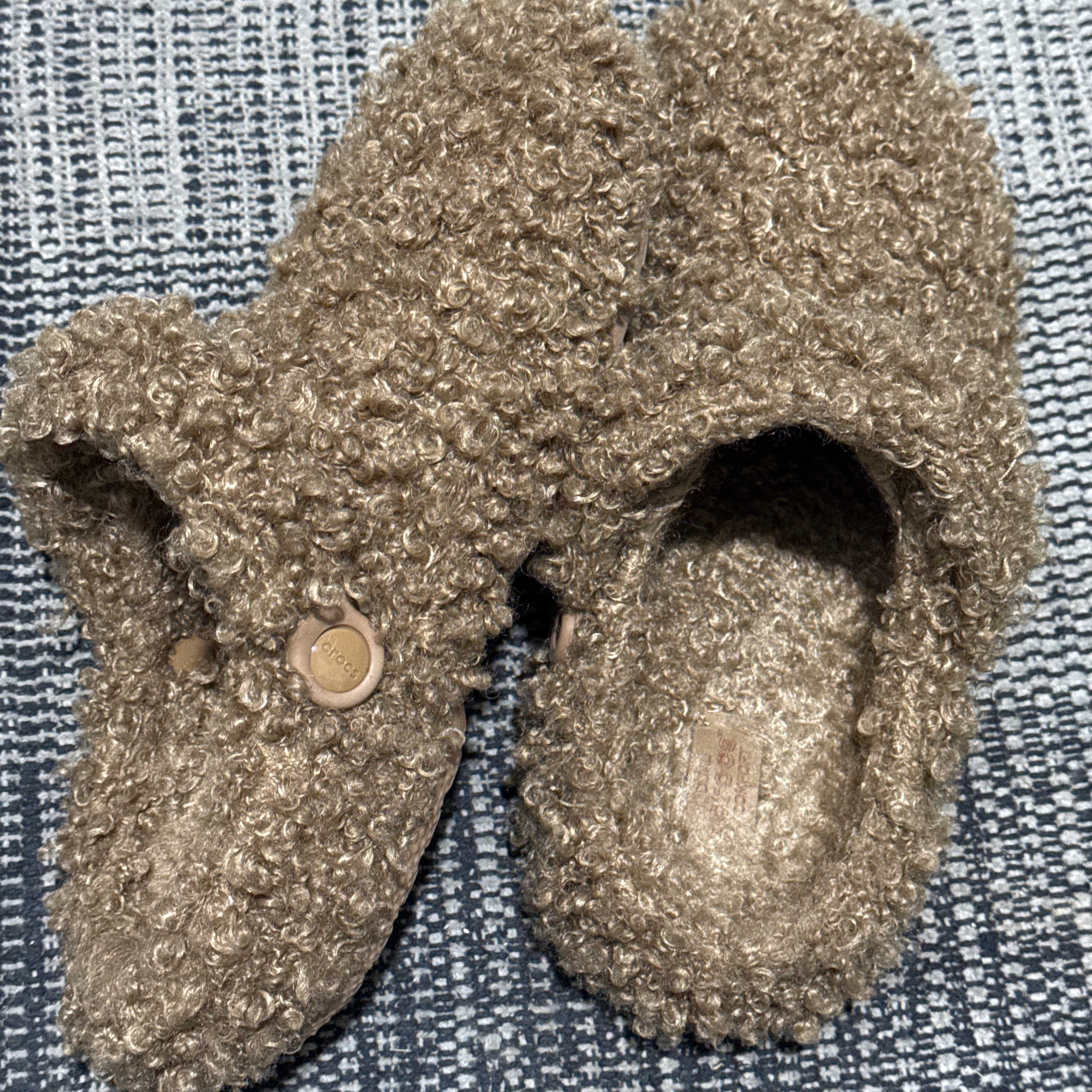 Crocs Classic Faux Doodle Fur Clog Sepia 착용 스타일