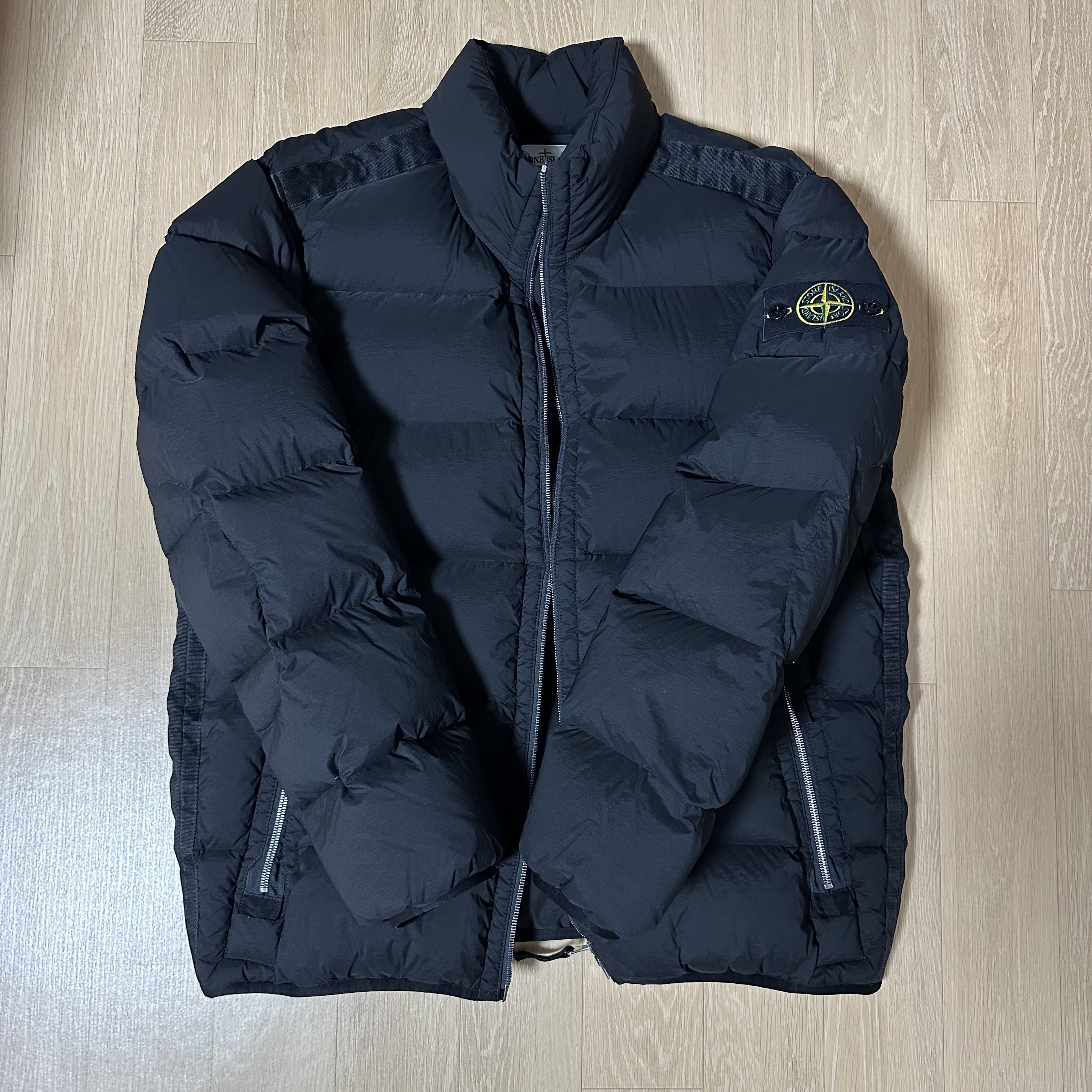 Stone Island 44028 Seamless Tunnel Nylon Down-TC Blouson Black - 23FW 착용 스타일