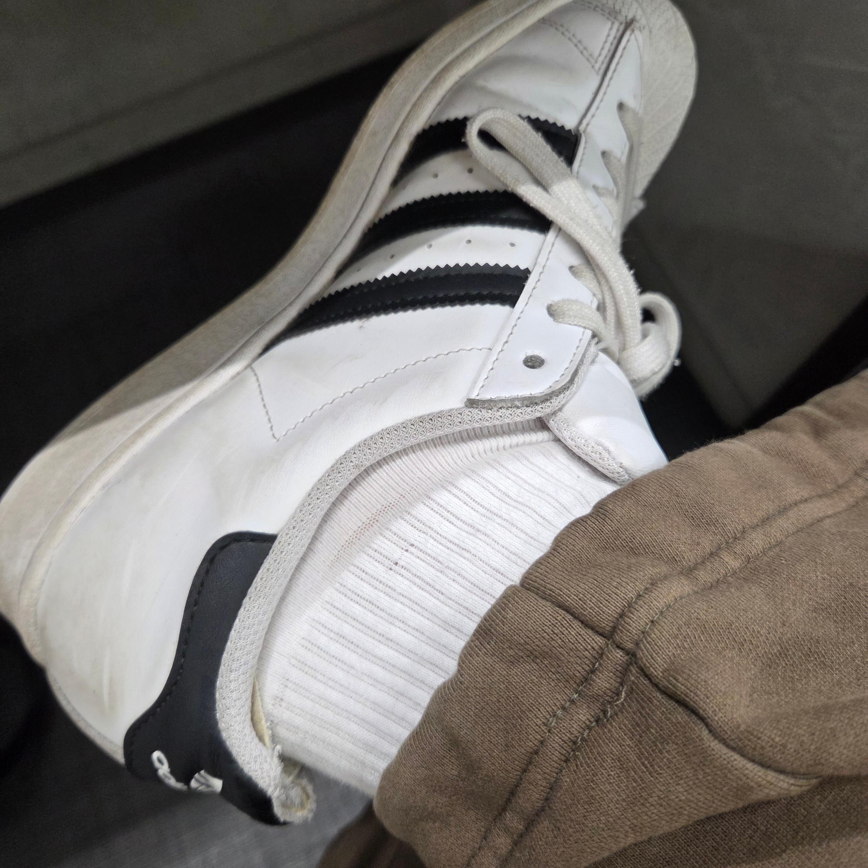 Adidas Superstar White Black 착용 스타일