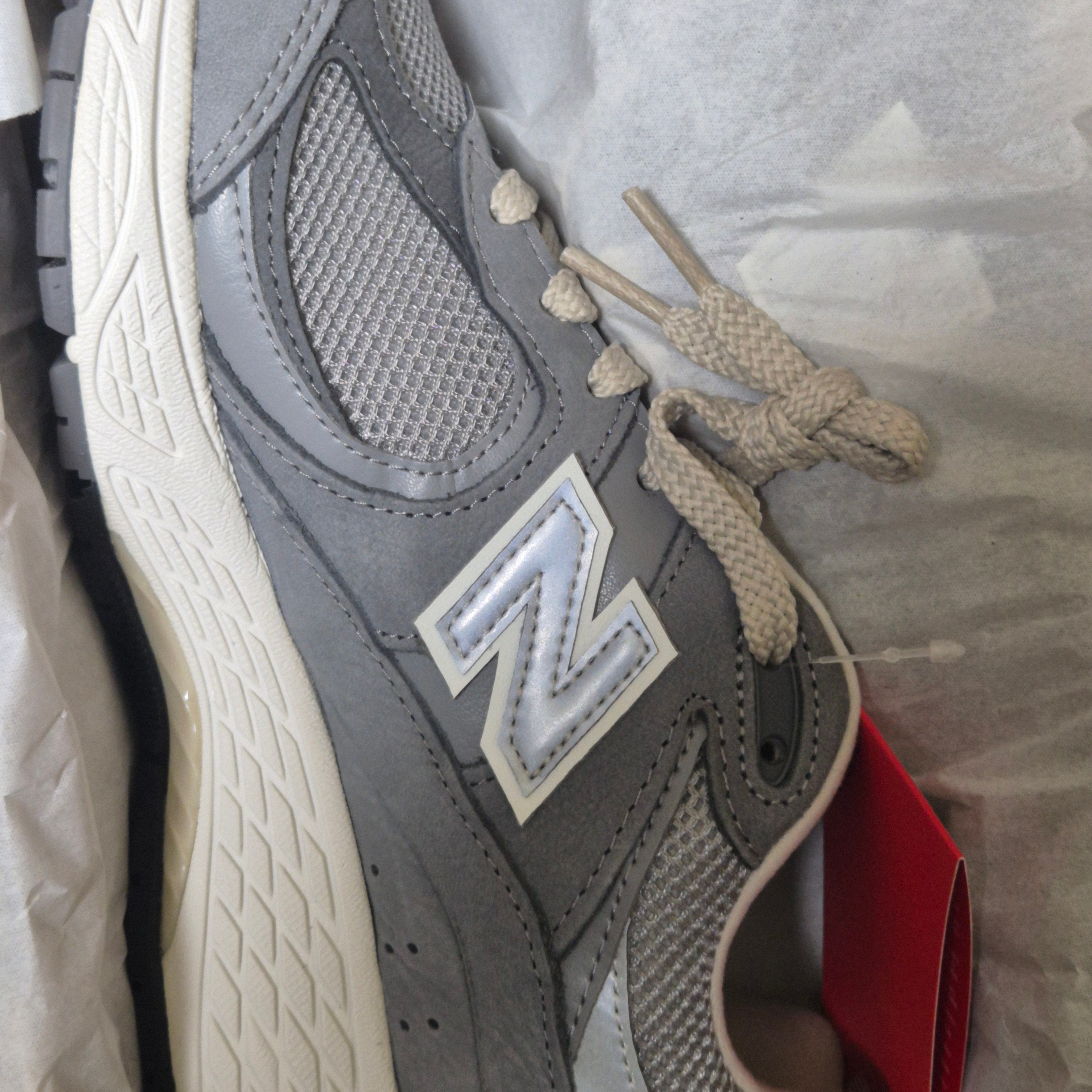 New Balance 2002R Premium Vintage Grey 착용 스타일
