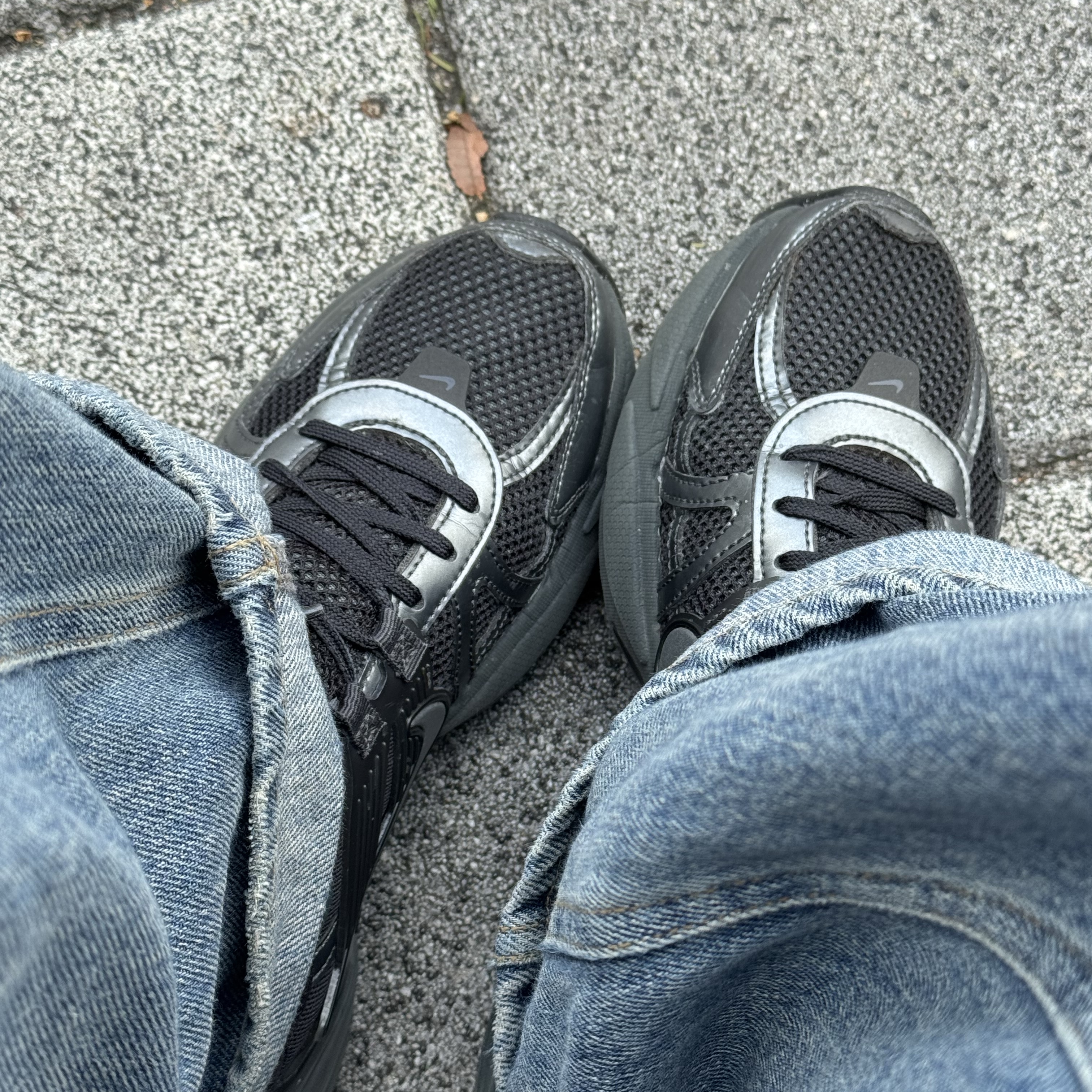 Nike V2K Run Black Anthracite 착용 스타일