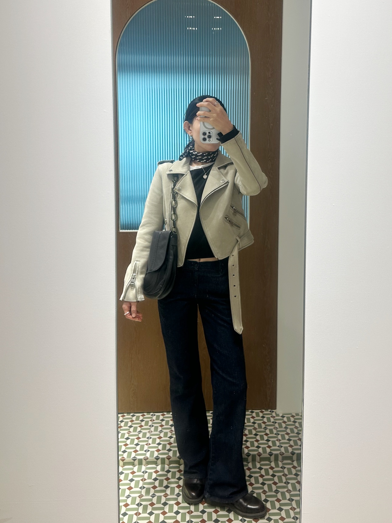 Dr. Martens Flora Smooth Chelsea Boots Black, Matin Kim New Paris Middle Bag Black 착용 스타일 - 1