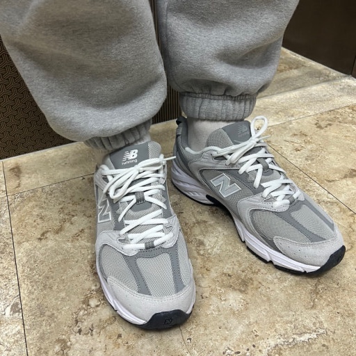 New Balance 530 Grey 착용 스타일