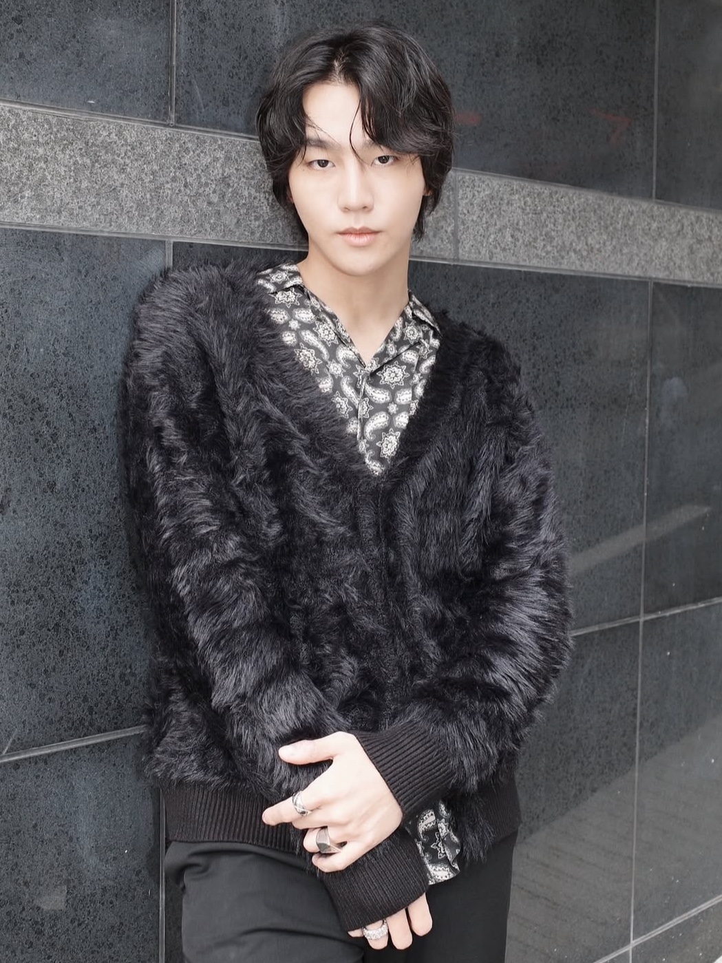 PHOS333 Hairy Cardigan Blue Grey, PHOS333 Hairy Cardigan Beige 착용 스타일 - 1