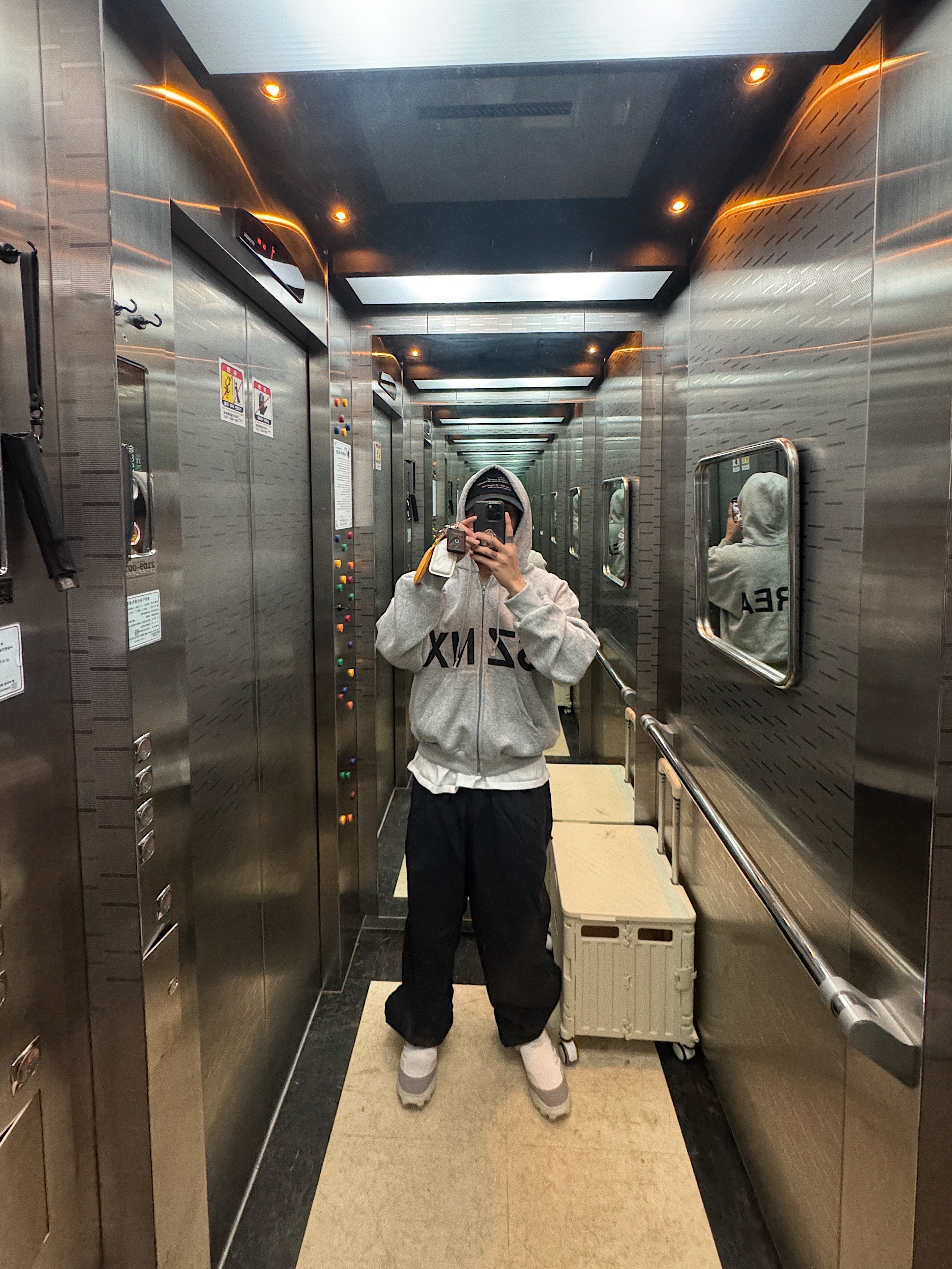 Yeezy HD-10 Grey - Korea Limited 착용 스타일 - 1