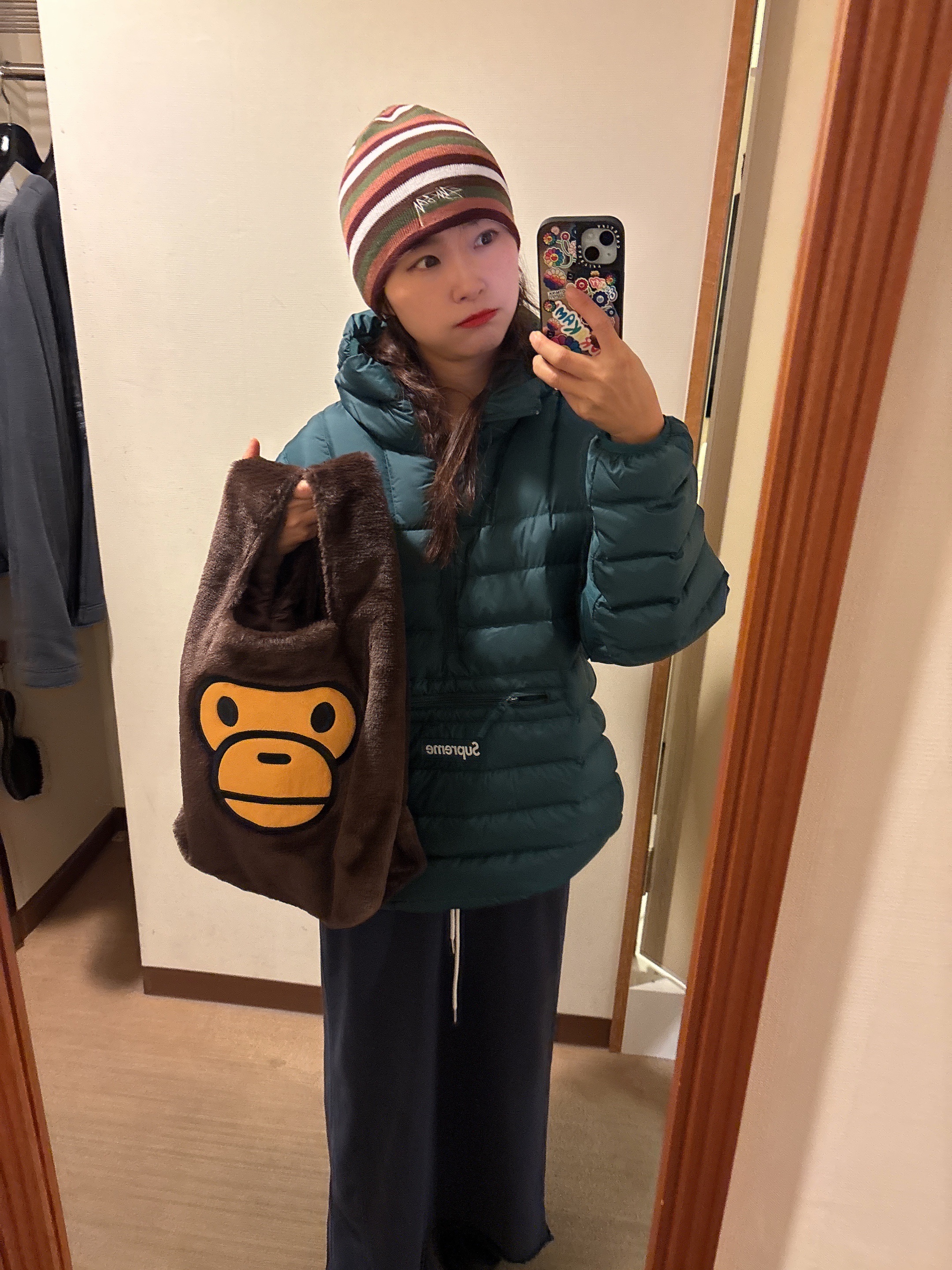 BAPE Baby Milo Fur Tote Bag Brown 착용 스타일 - 1