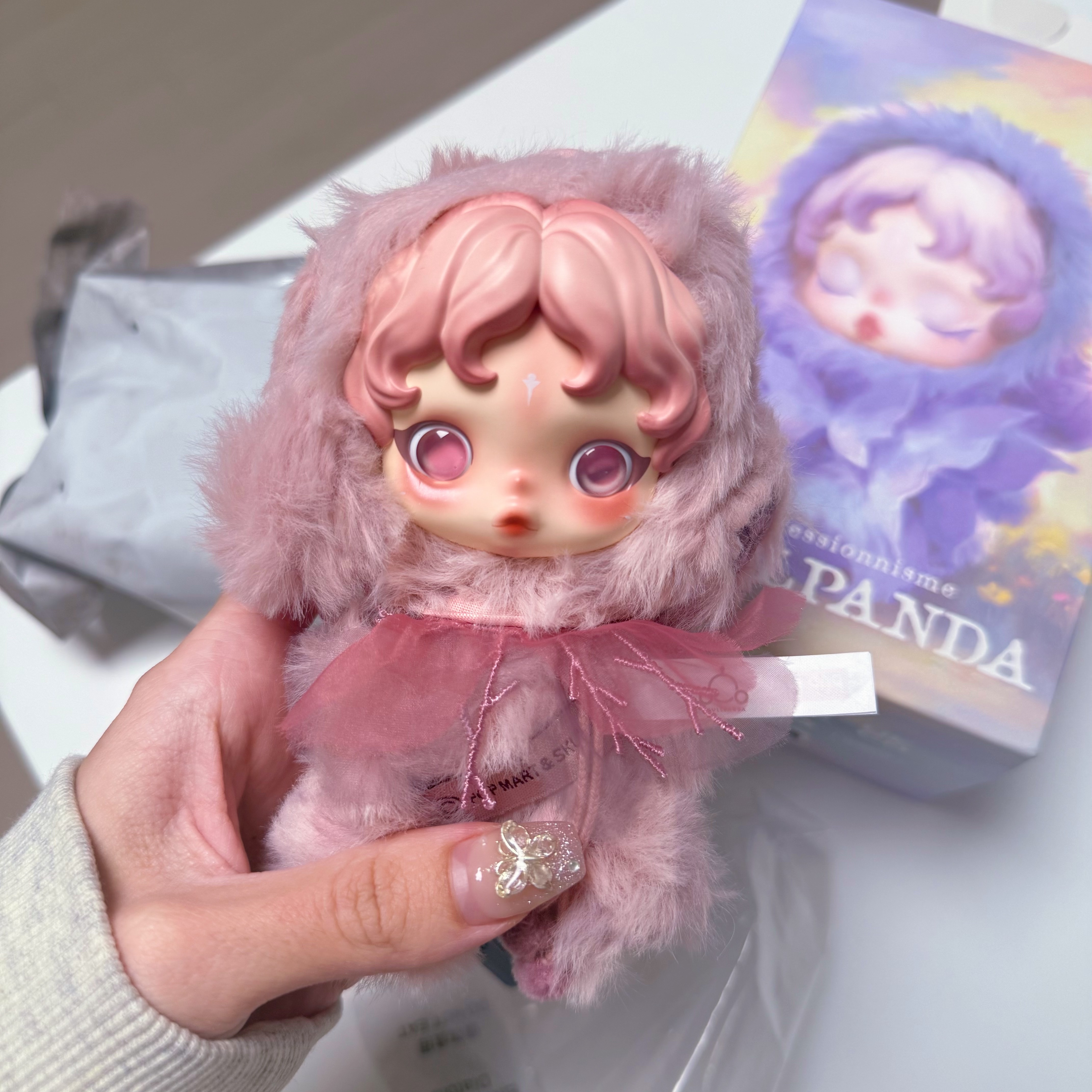 Pop Mart Skullpanda L’Impressionnisme Series Plush Doll Windflower (Opened Case) 착용 스타일