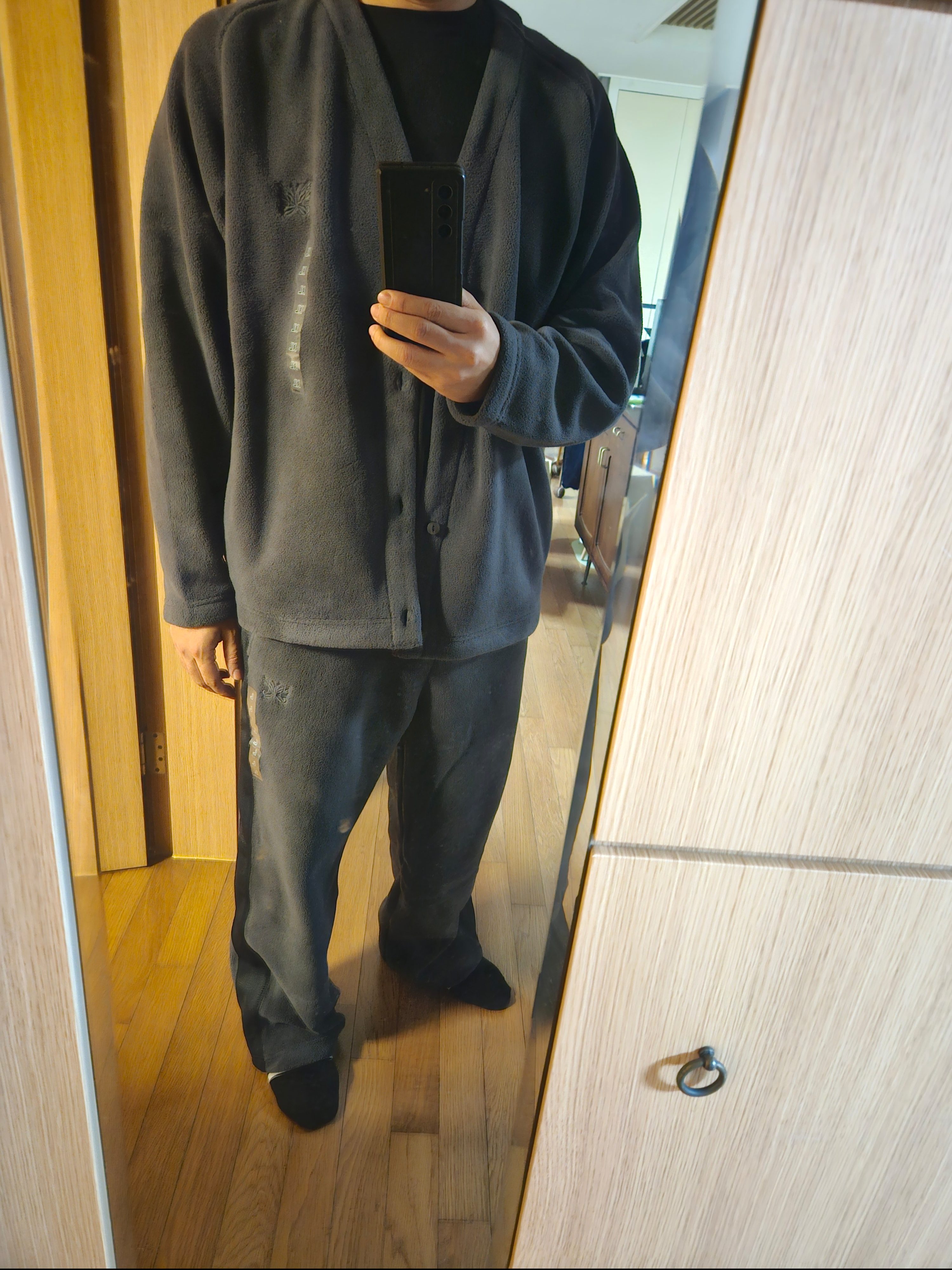 Uniqlo x Needles Fleece Oversized Cardigan Dark Gray - KR, Uniqlo x Needles Fleece Wide Pants Dark Gray - KR 착용 스타일 - 1