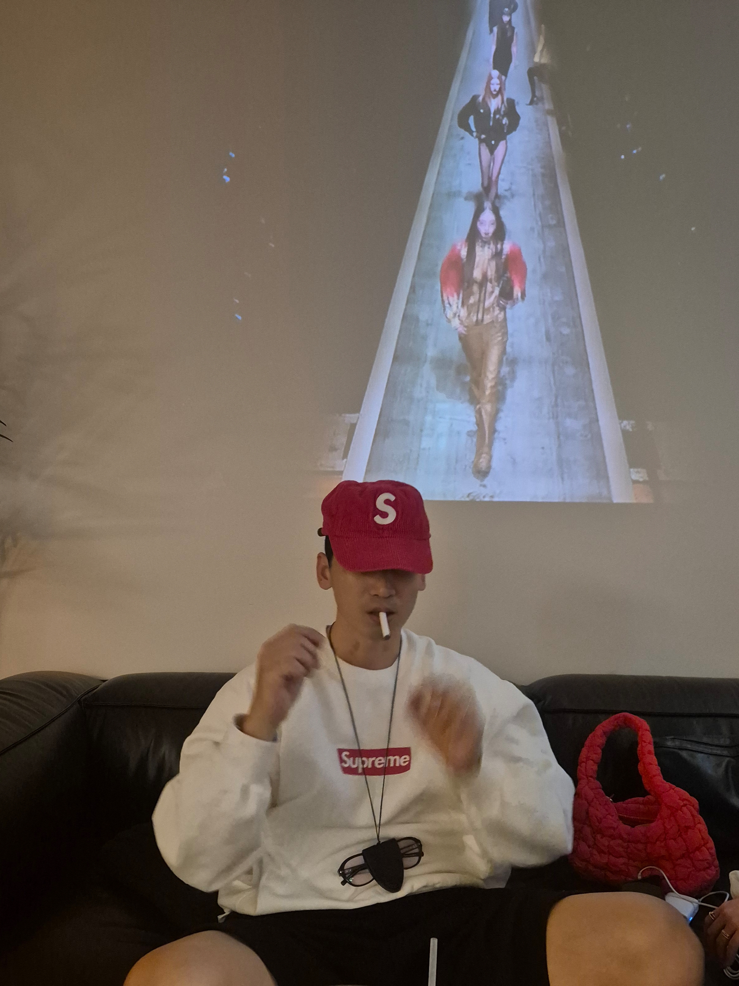 Supreme Washed Box Logo Crewneck White - 25SS, Supreme Corduroy S Logo 6-Panel Bright Red - 24FW 착용 스타일 - 2