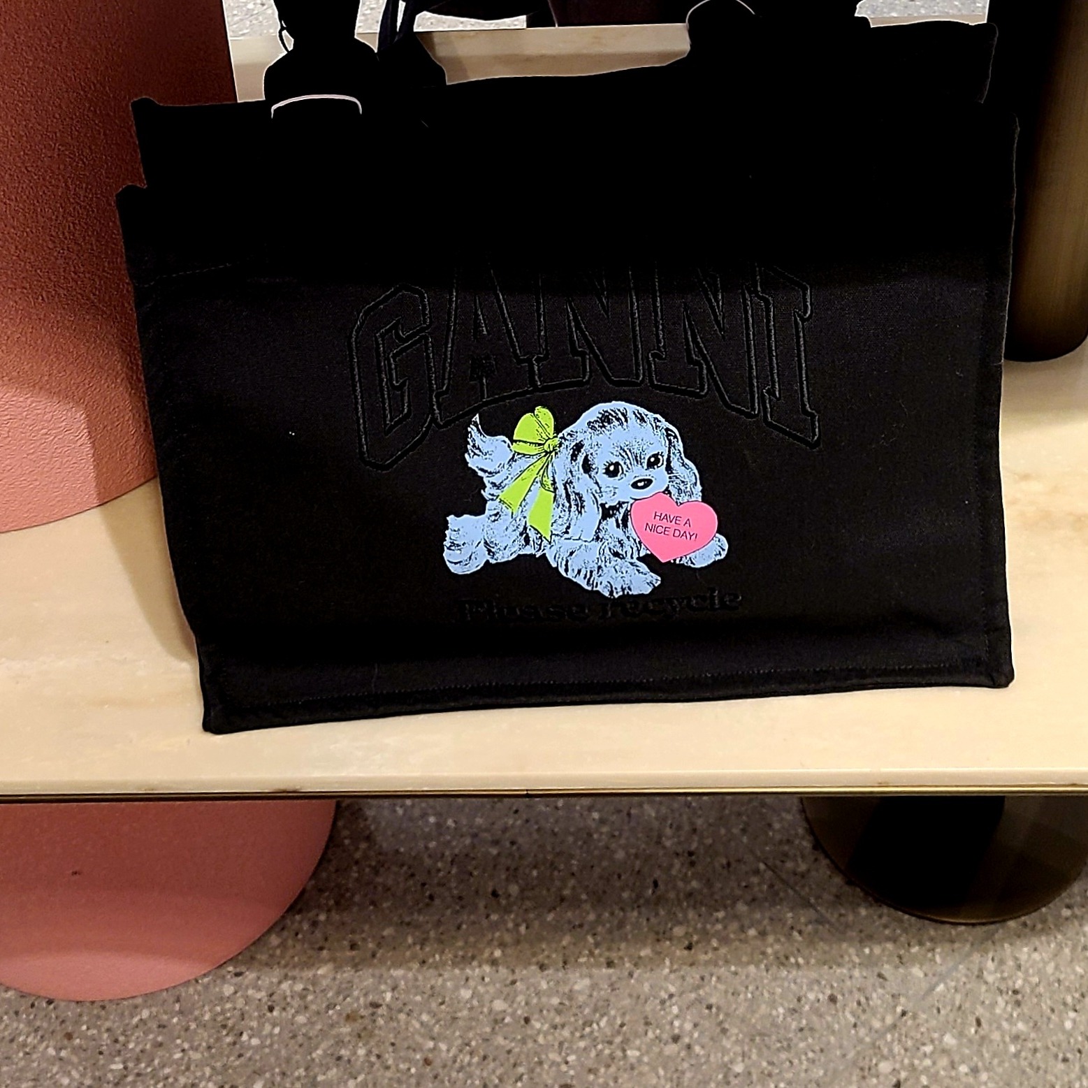 Ganni Large Puppy Tote Bag Black 착용 스타일 - 2