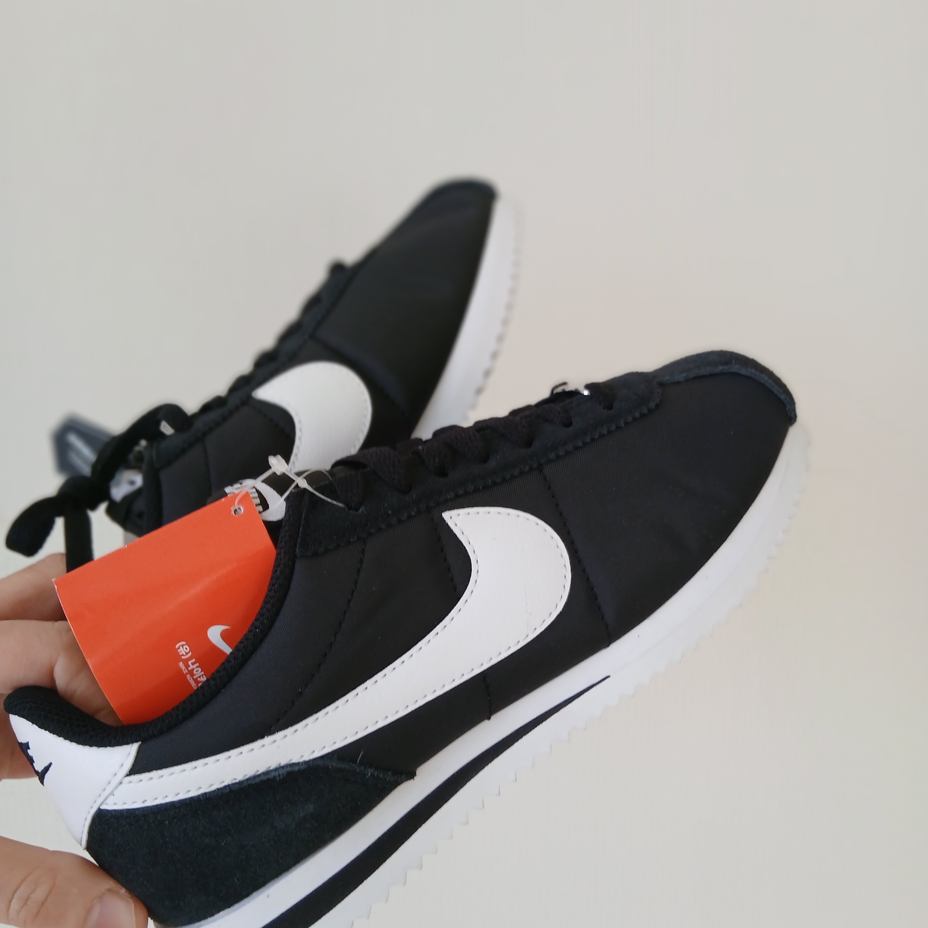 (W) Nike Cortez Black and White 착용 스타일 - 1