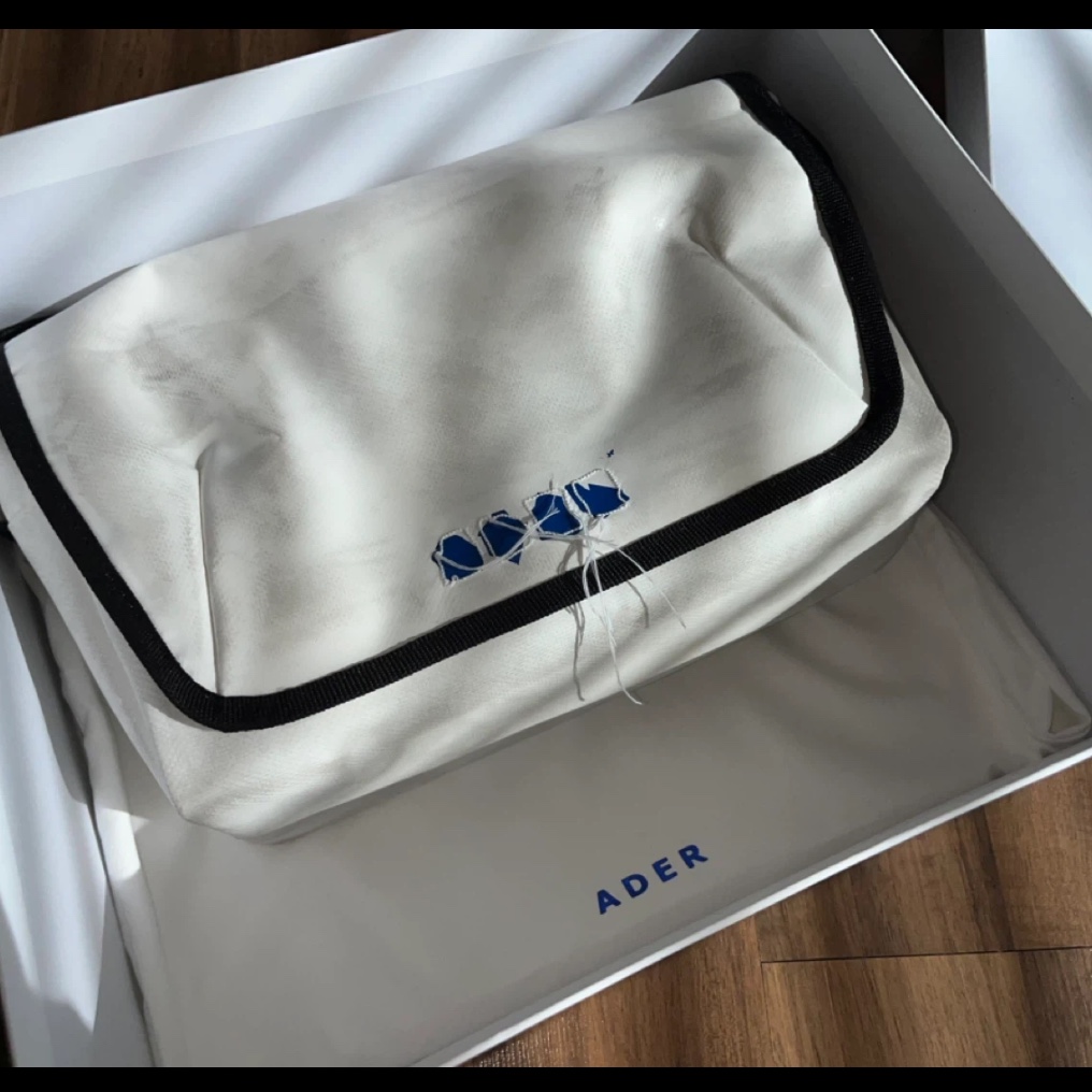 Ader Error Trace Admore Crossbody Bag White 착용 스타일