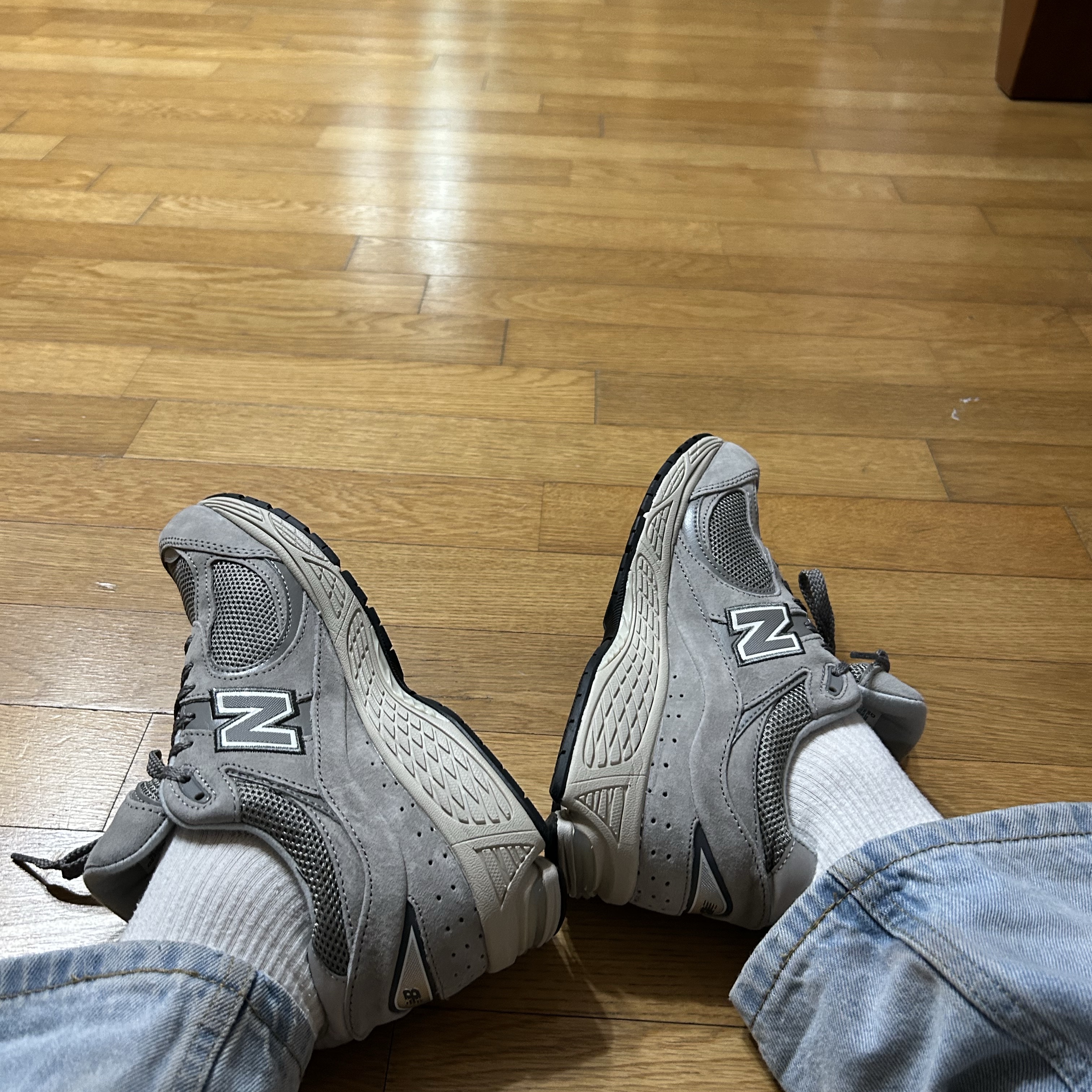 New Balance 2002R Grey 착용 스타일 - 1