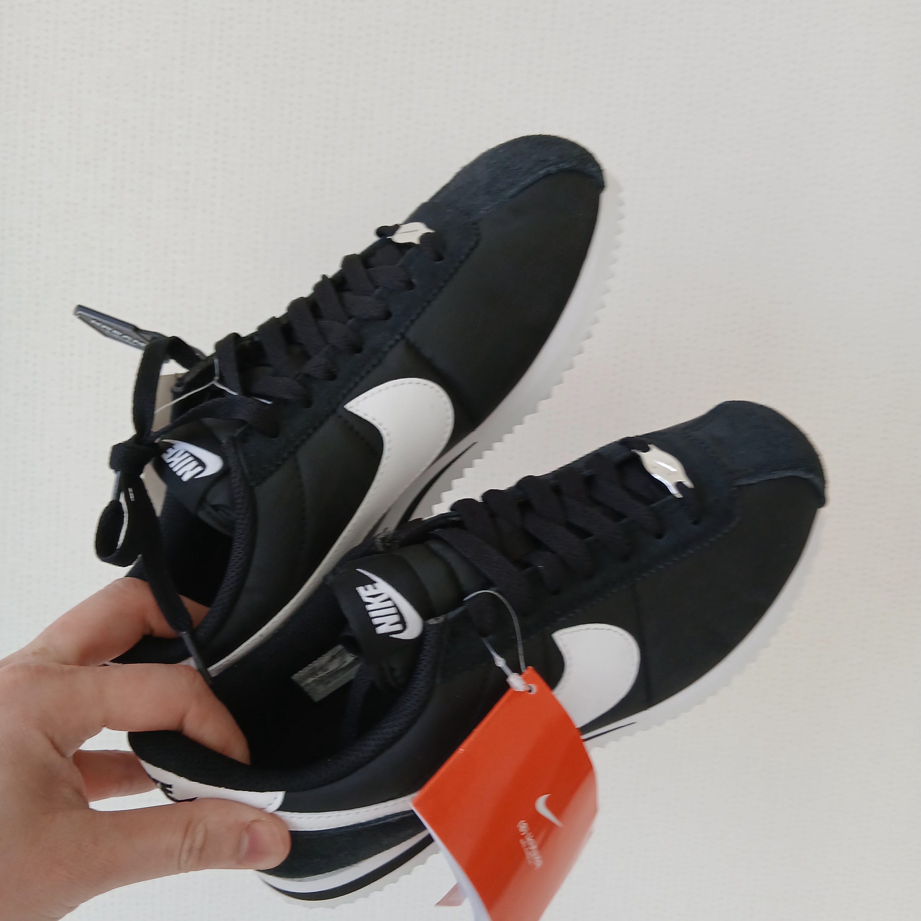 (W) Nike Cortez Black and White 착용 스타일 - 4
