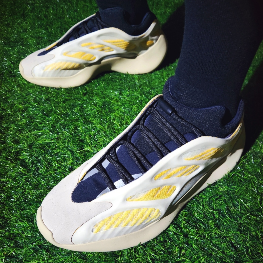 BAPE Ape Head One Point Panel Cap Black, Adidas Yeezy 700 V3 Safflower 착용 스타일 - 5