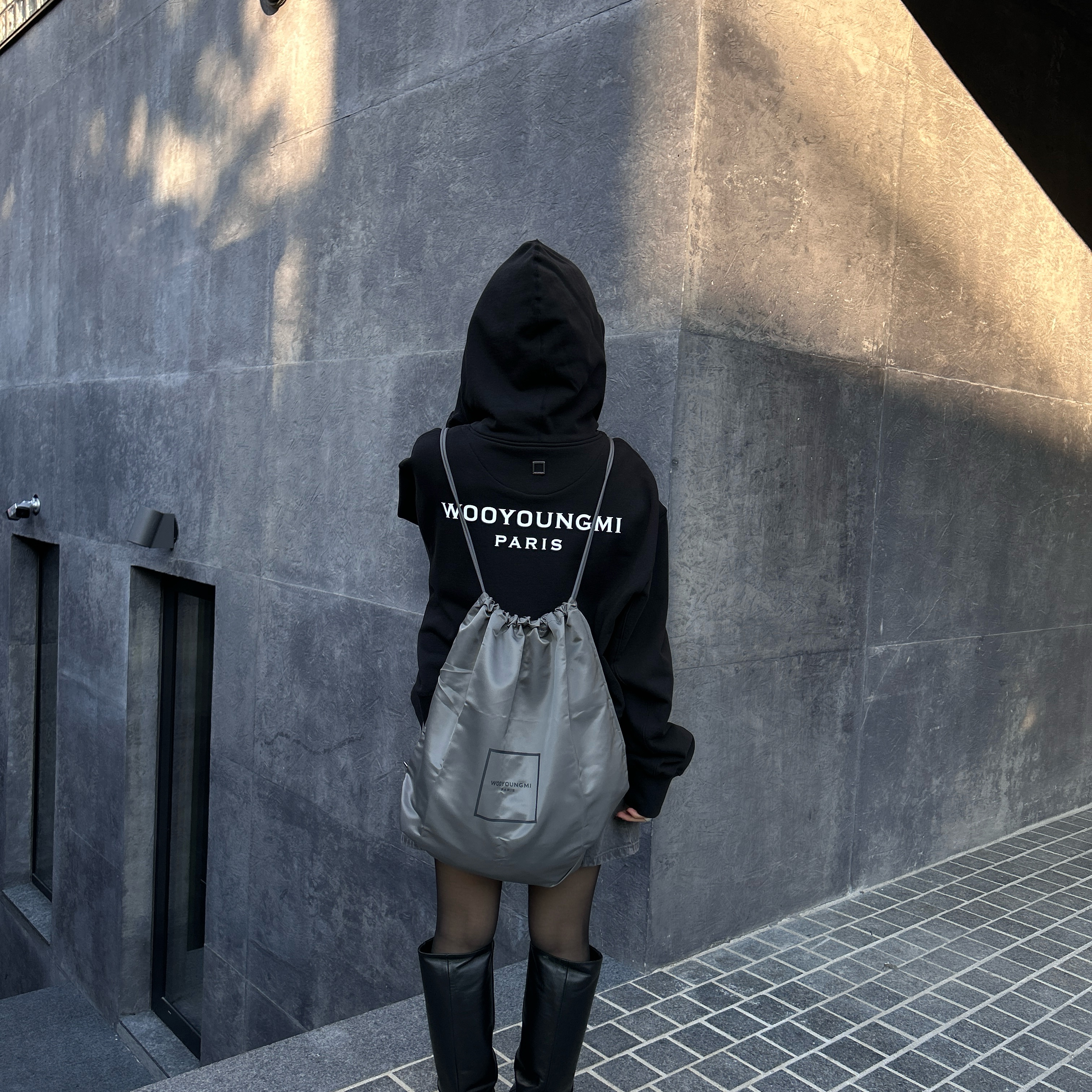 Wooyoungmi Back Logo Hoodie Black - 25FW, Wooyoungmi Back Logo Hooded T-Shirt Black - 25SS 착용 스타일 - 2